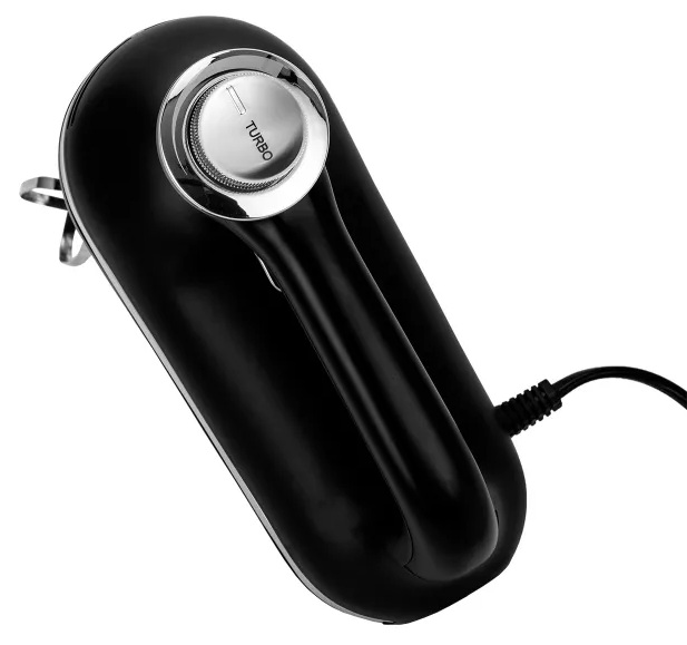 Czarny mikser ręczny ze srebrnym pokrętłem turbo i trzepaczkami. Przewód zasilający wychodzi z miksera.