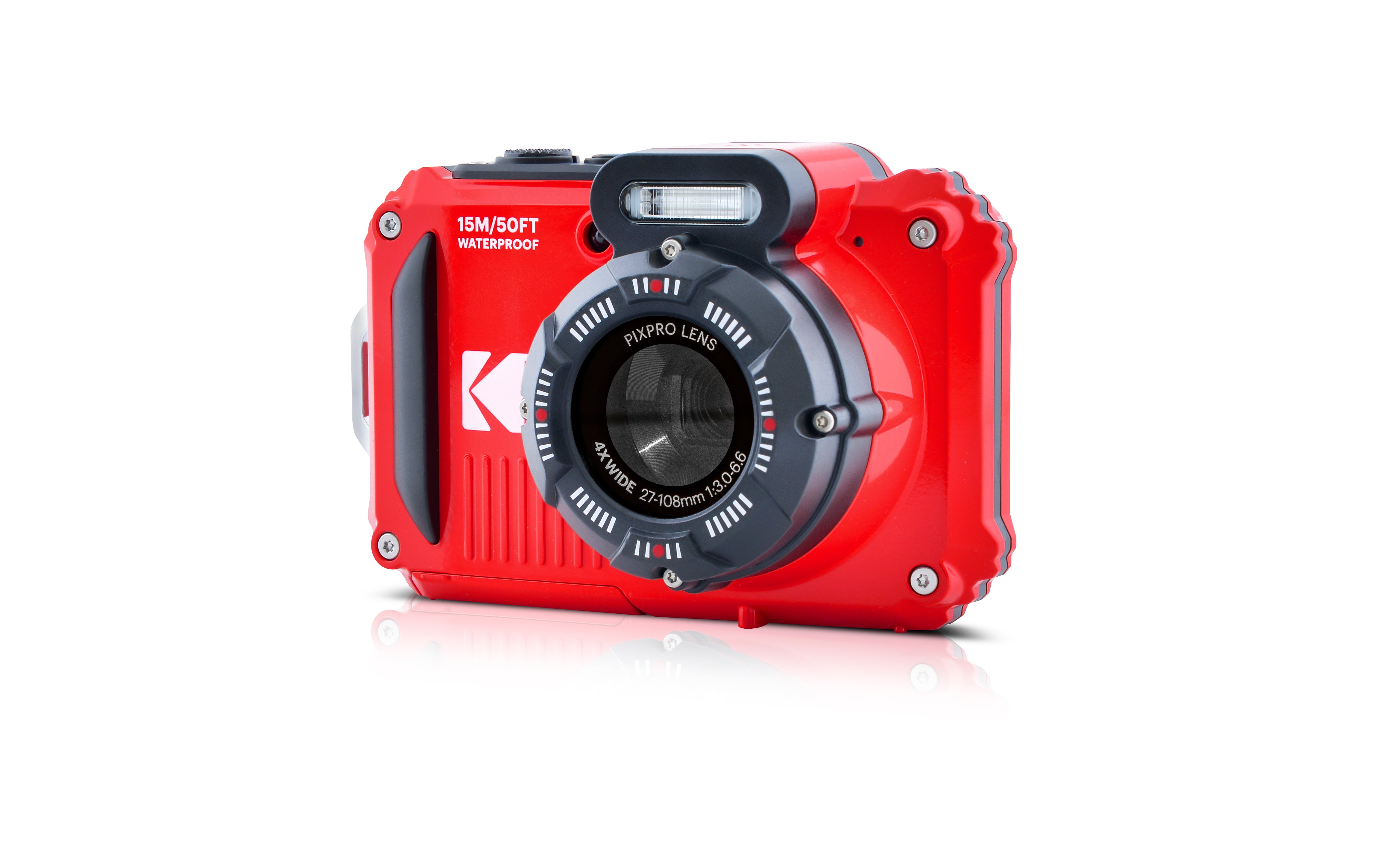 Kırmızı bir Kodak Pixpro su geçirmez kamera. Siyah bir merceğe ve flaşa sahip. Kamera beyaz bir arka plan üzerinde.
