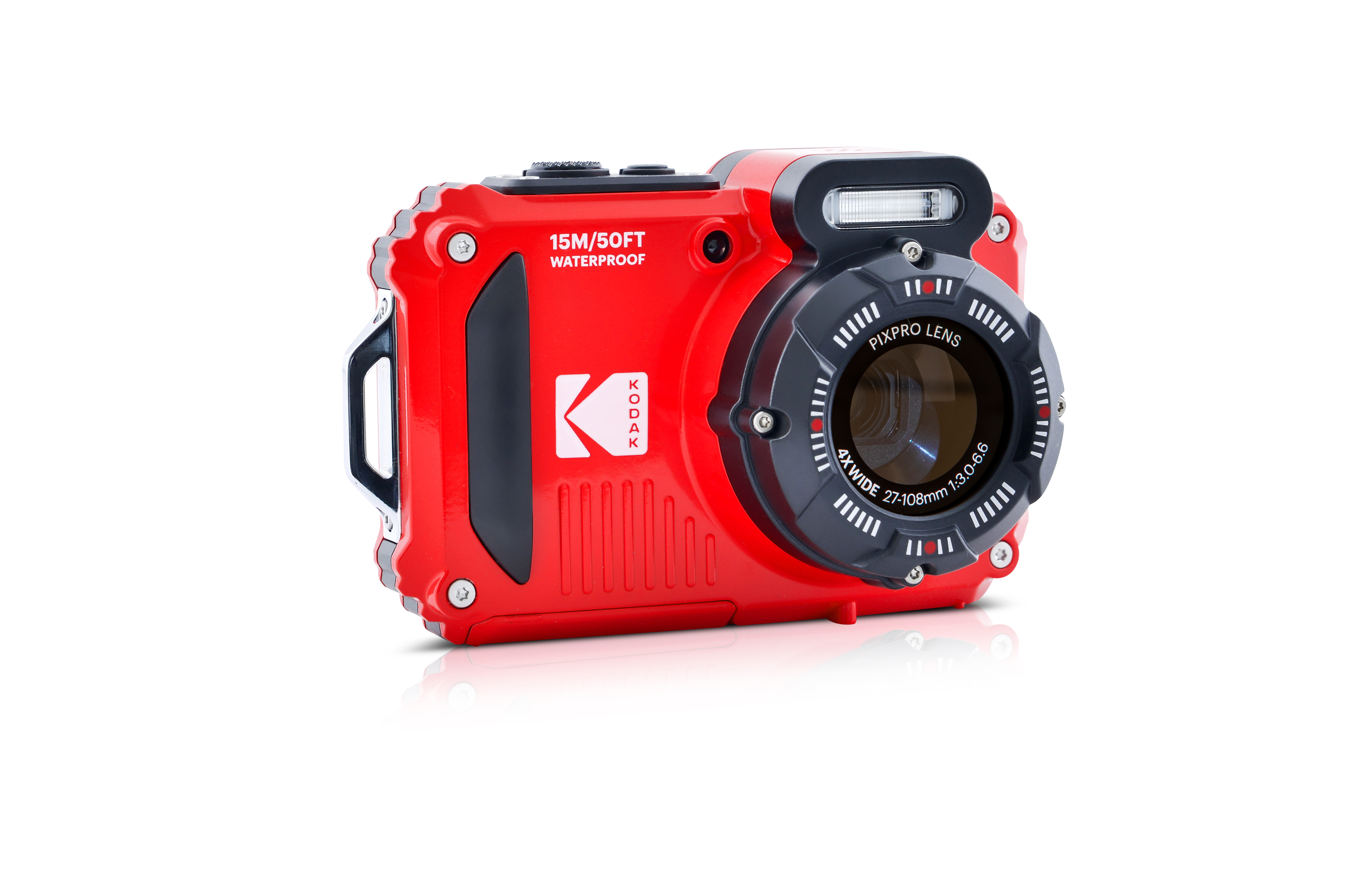 Kırmızı Kodak su geçirmez kamera. Siyah lens ve flaş. Yansımalı beyaz zemin.