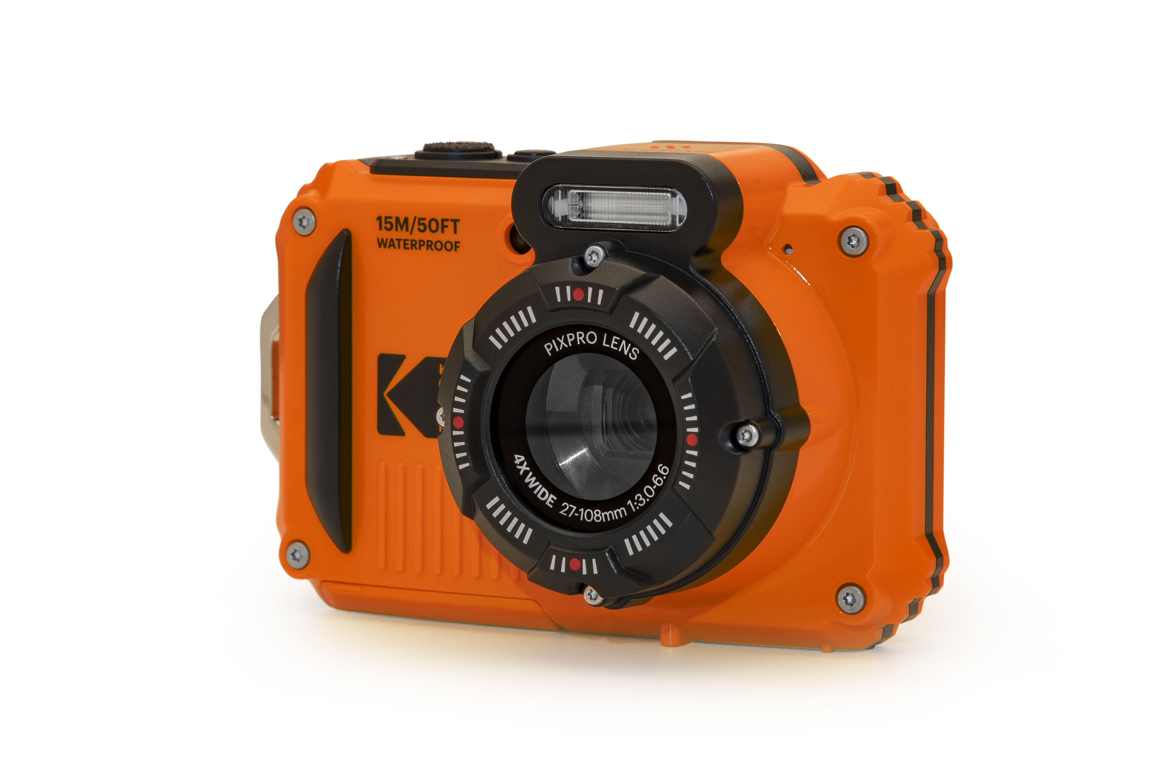 Turuncu bir Kodak Pixpro su geçirmez kamera. Kameranın siyah bir lensi, flaşı ve düğmeleri var. Beyaz bir yüzey üzerinde.