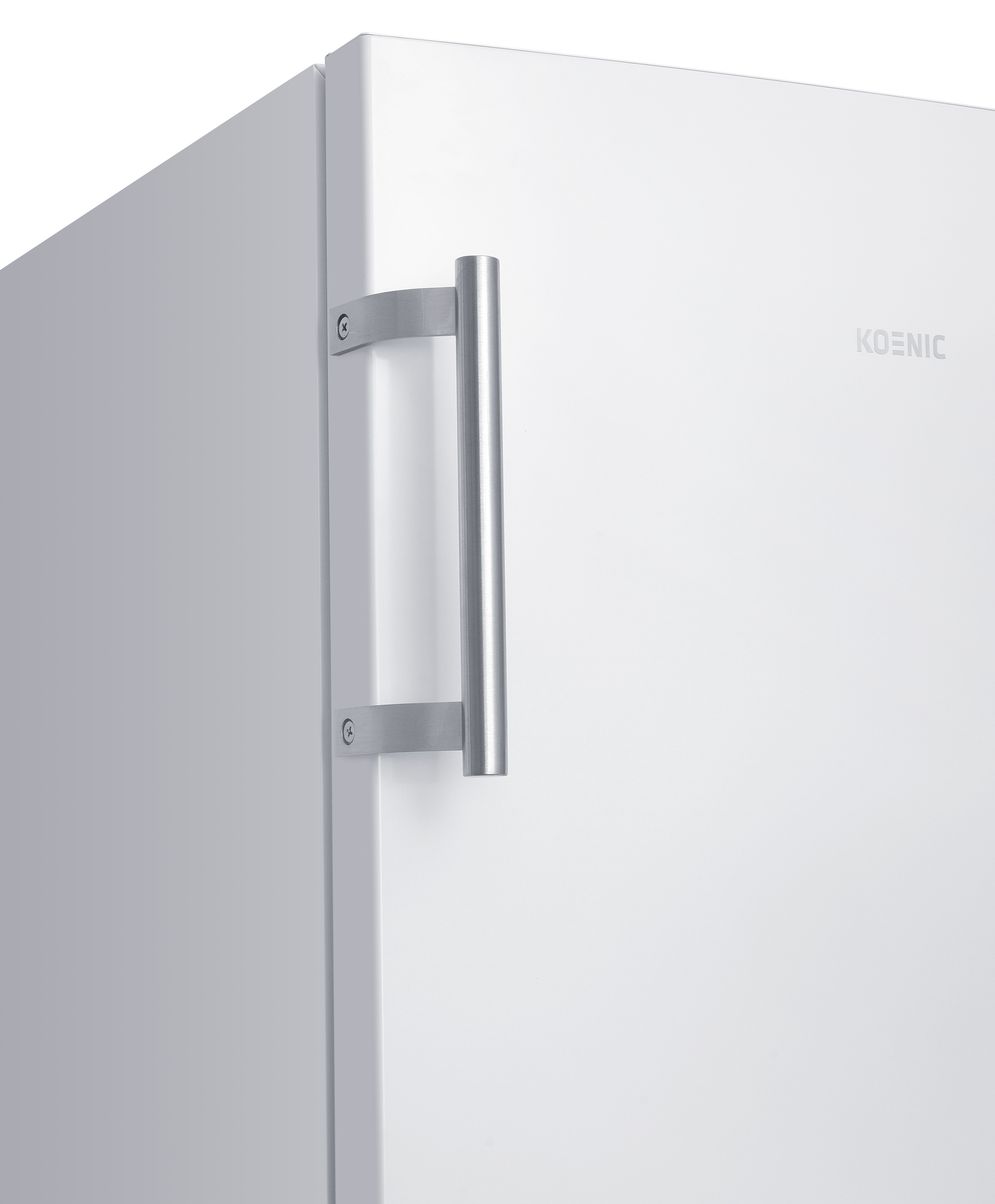 Gros plan d'un réfrigérateur blanc avec une poignée argentée. La marque KOENIC est visible sur la porte.