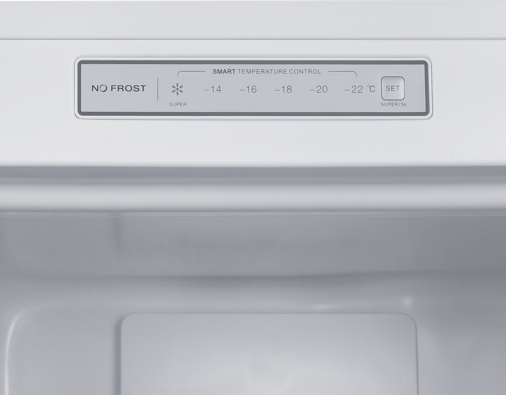 Panneau de contrôle du réfrigérateur. Affiche 'No Frost', réglages de température et bouton 'Set' pour contrôle intelligent.