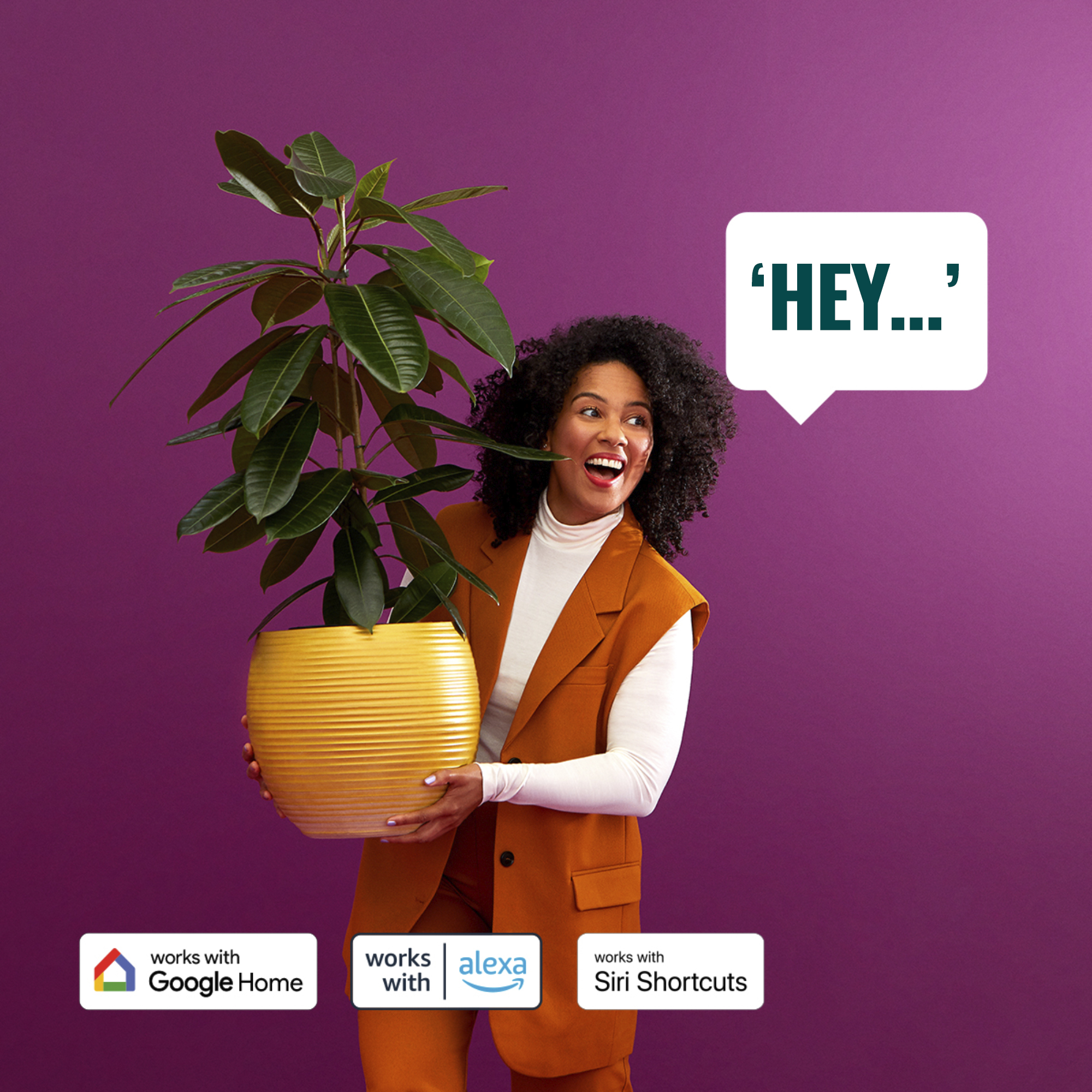 Frau mit Pflanze in gelbem Topf, sagt 'HEY...'. Lila Hintergrund. Smarte Home-Integrationen werden beworben.
