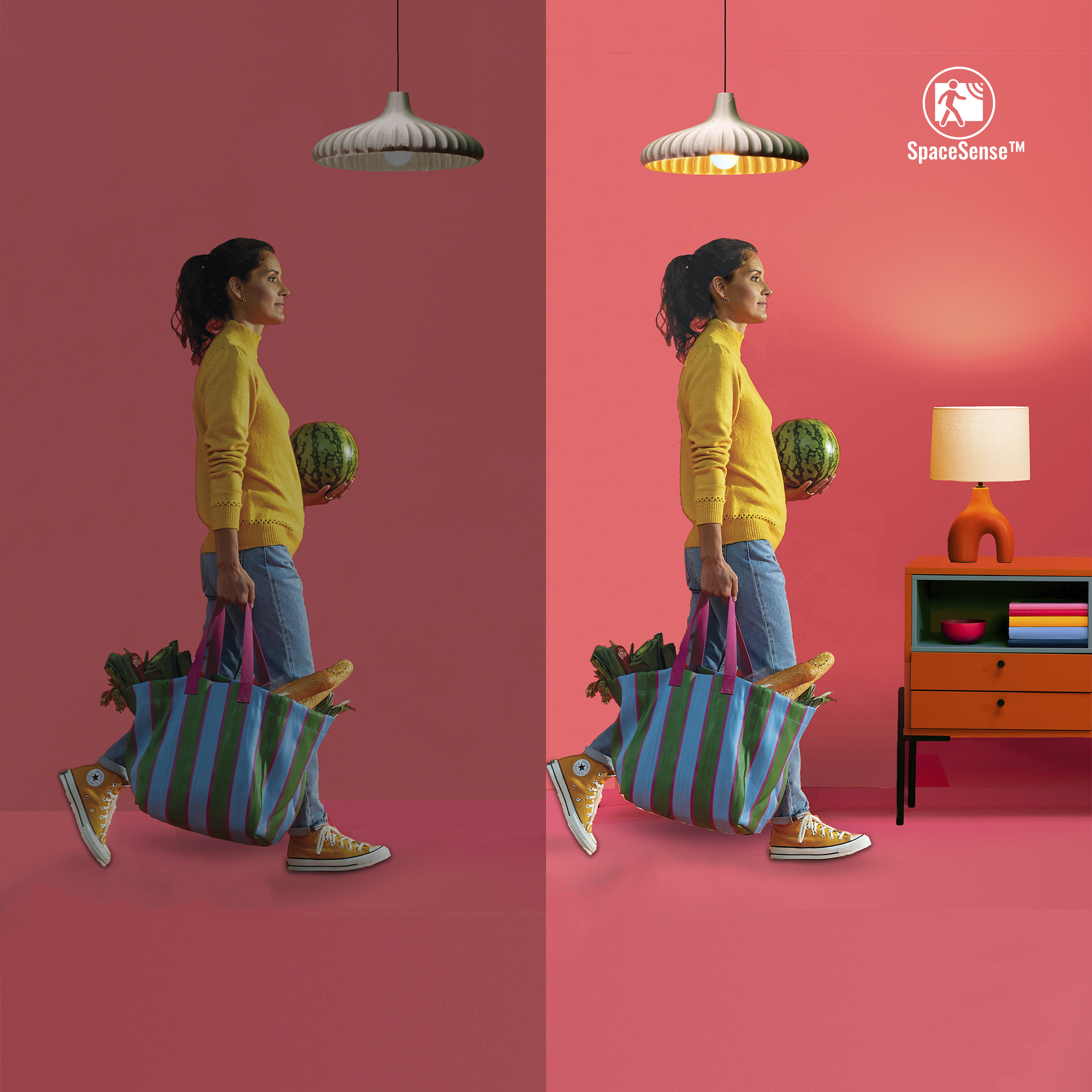 Frau geht, trägt Wassermelone und gestreifte Tasche mit Lebensmitteln. Gelbes Outfit, orangefarbener Beistelltisch.