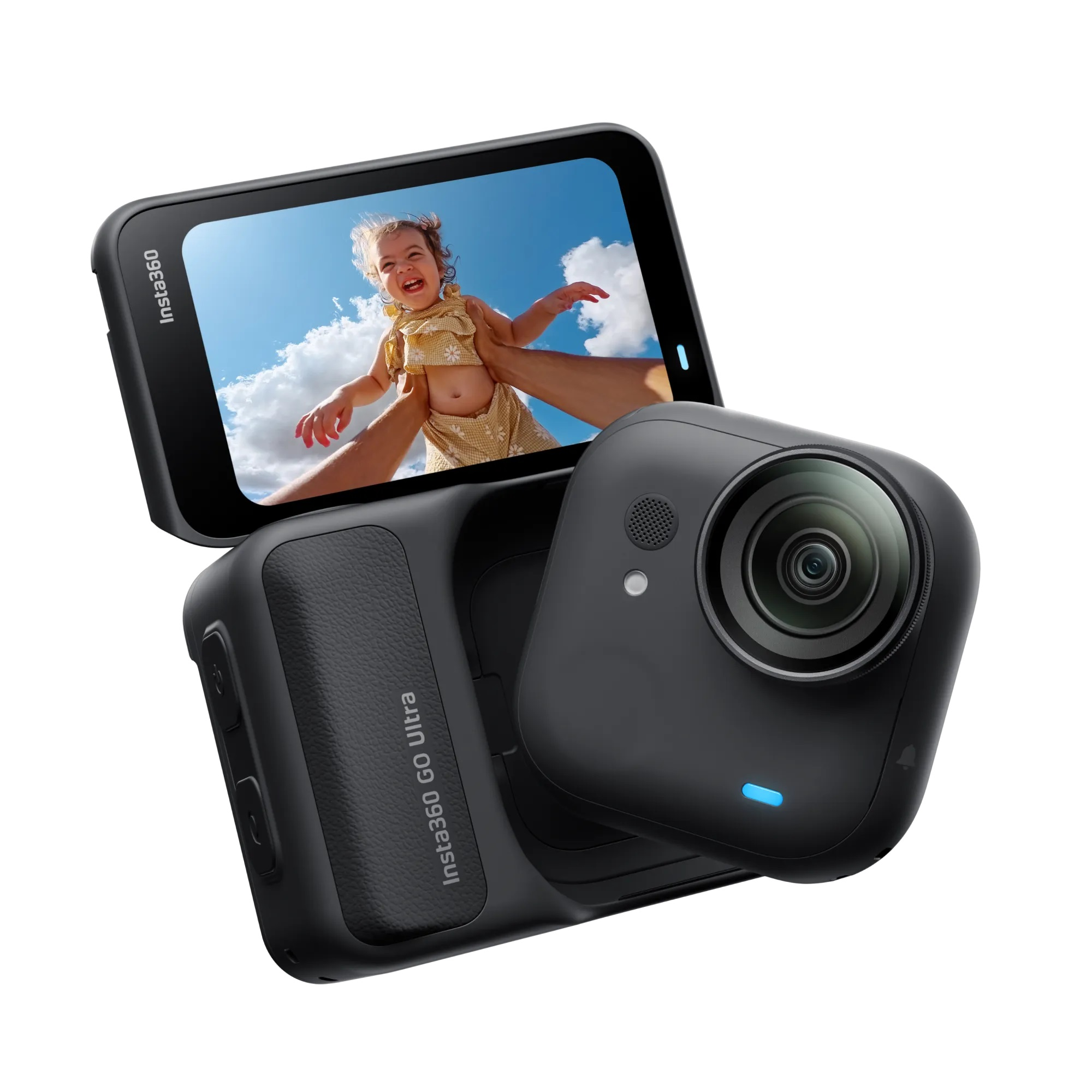 Mavi gökyüzüne karşı yukarı tutulan bir çocuğu gösteren ekranlı siyah Insta360 kamera. Kamera siyahtır.