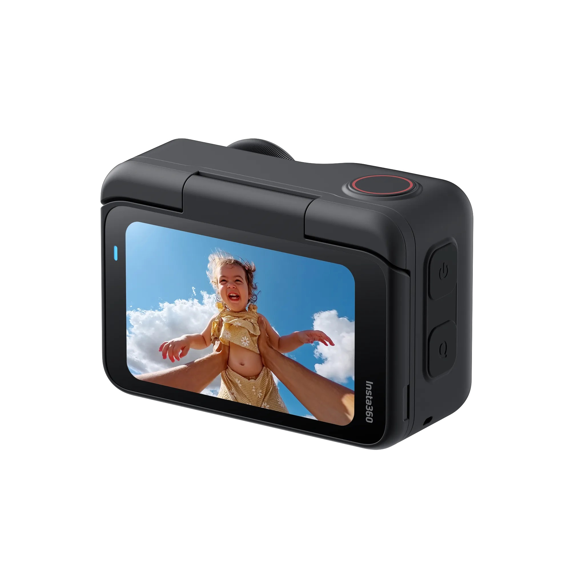 Siyah Insta360 kamera, mavi gökyüzüne karşı tutulan bir çocuğu gösteriyor. Çocuk sarı bir elbise giyiyor.