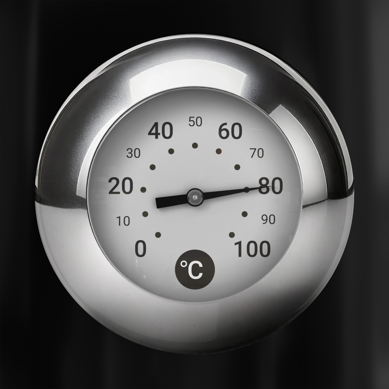 Gros plan d'un thermomètre. Il affiche une plage de 0 à 100 degrés Celsius, l'aiguille pointant vers 80.