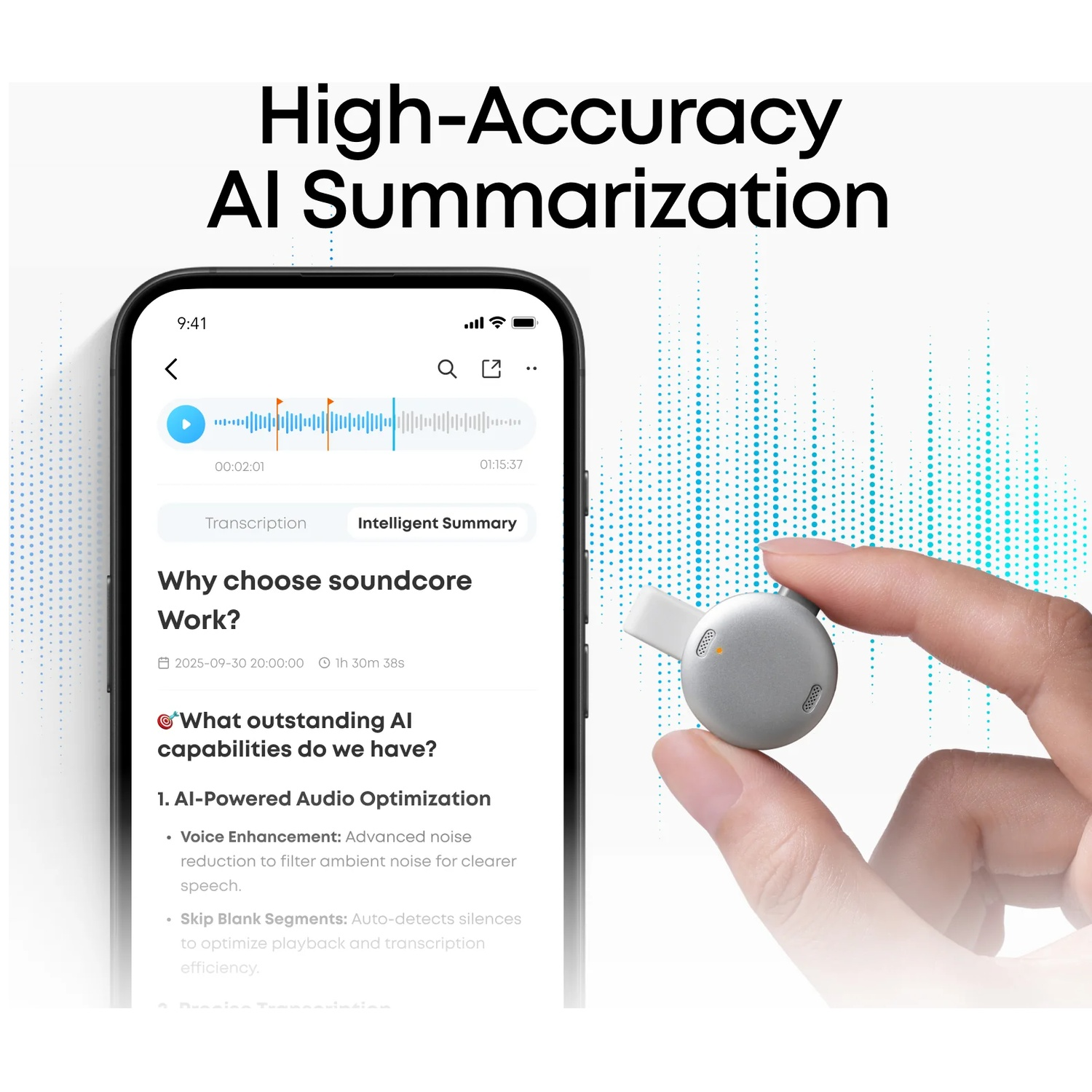 Un écran de téléphone affiche une application de résumé audio. Une main tient un petit appareil sonore argenté. L'arrière-plan présente un motif bleu.