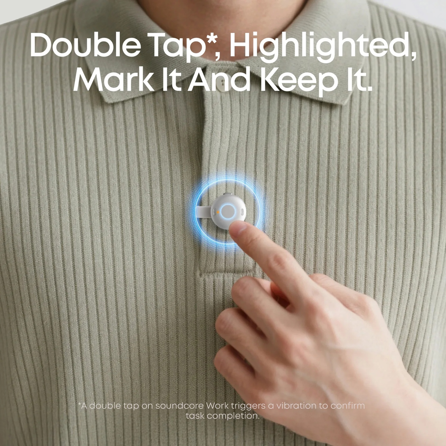 Une main touche un appareil blanc et brillant sur une chemise verte. Le texte dit : 'Double Tap, Highlighted, Mark It And Keep It'.