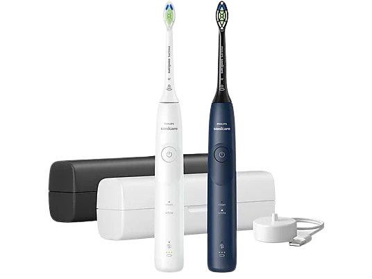 Dwie elektryczne szczoteczki do zębów, biała i granatowa, z etui i ładowarką. Biała ma zielone włosie.