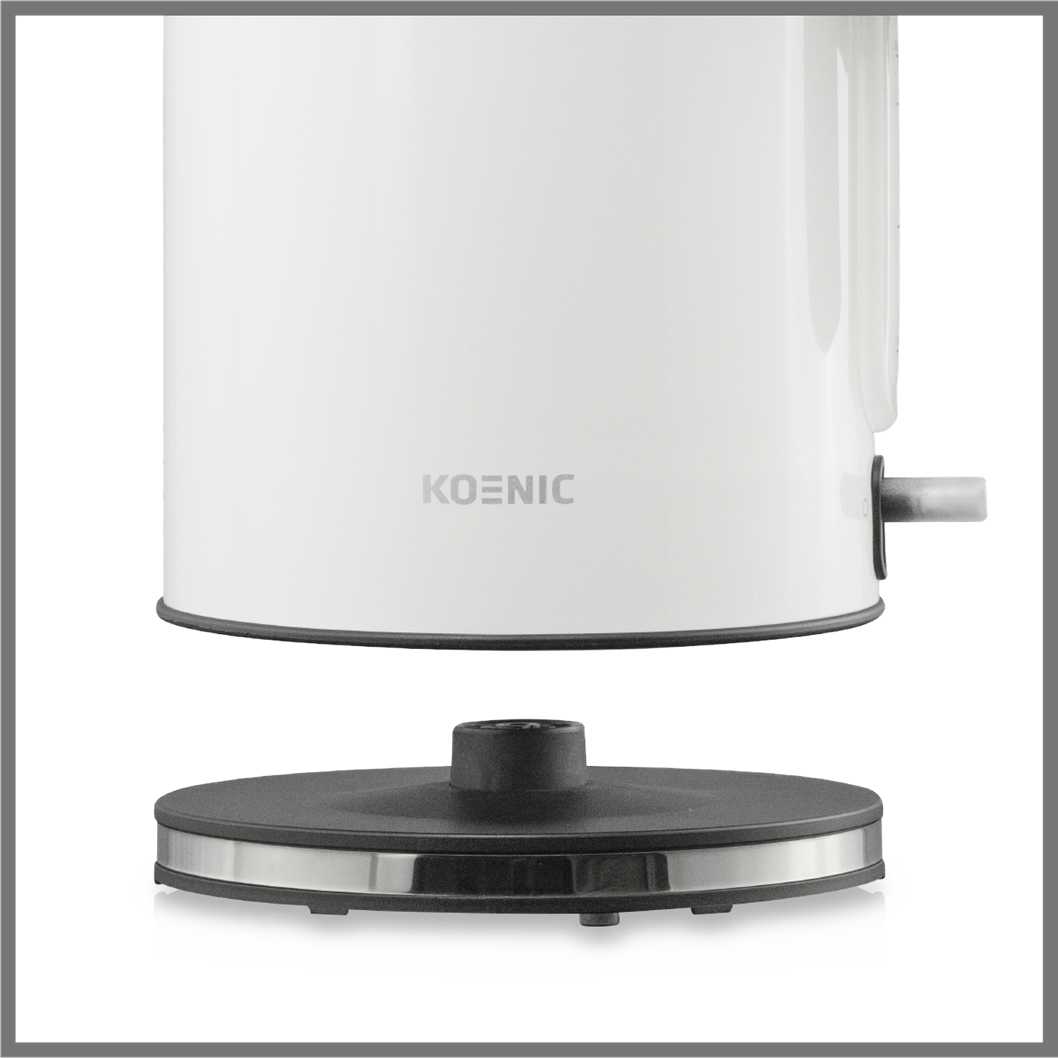 Een witte Koenic elektrische waterkoker. De basis is zwart met een zilveren rand. De body van de waterkoker is wit en cilindrisch.