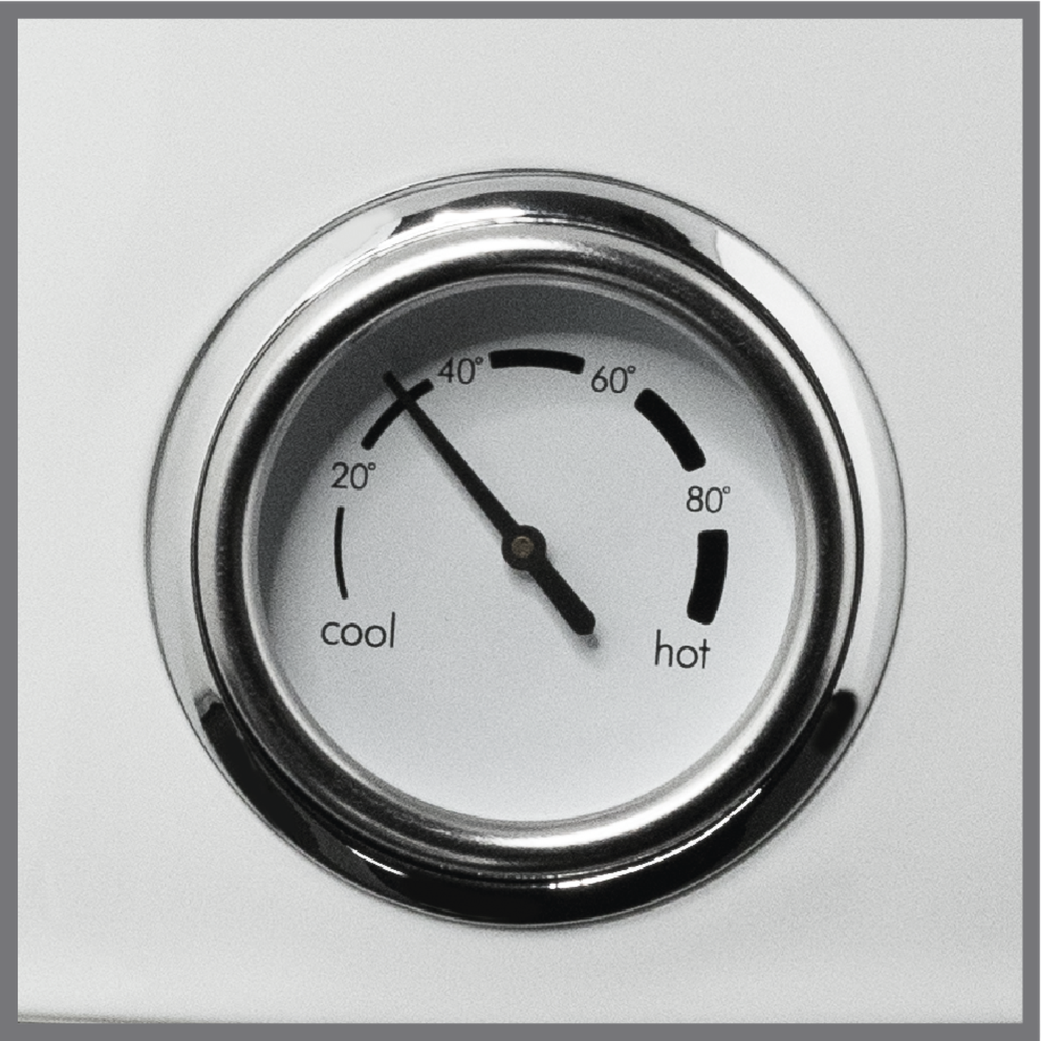 Close-up van een thermometer. De naald wijst naar de 'hete' zone. De schaal loopt van 'koel' tot 'heet' met getallen.