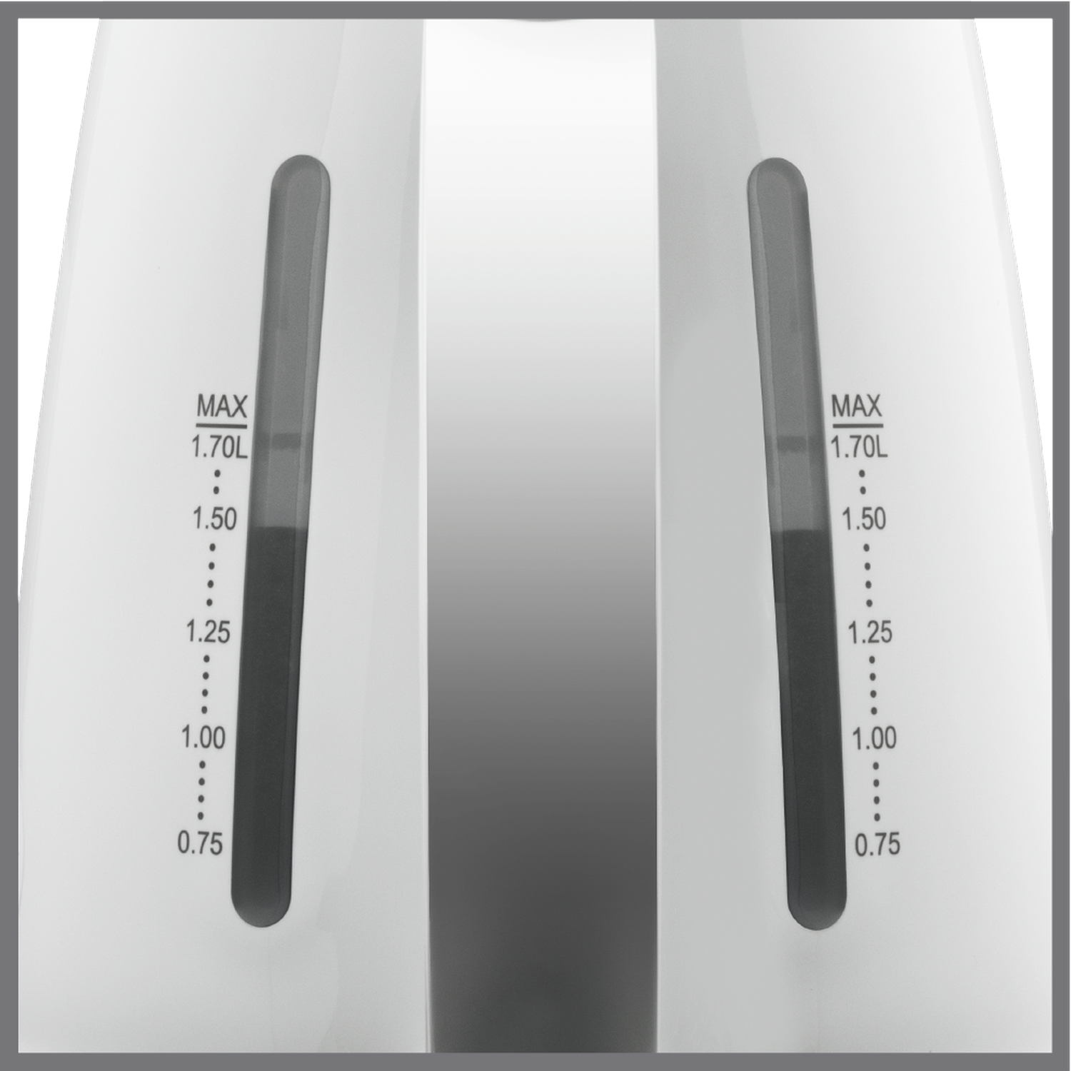 Close-up van een witte elektrische waterkoker met waterniveau-indicatoren. Het waterniveau is 1,00L. Het maximale niveau is 1,70L.