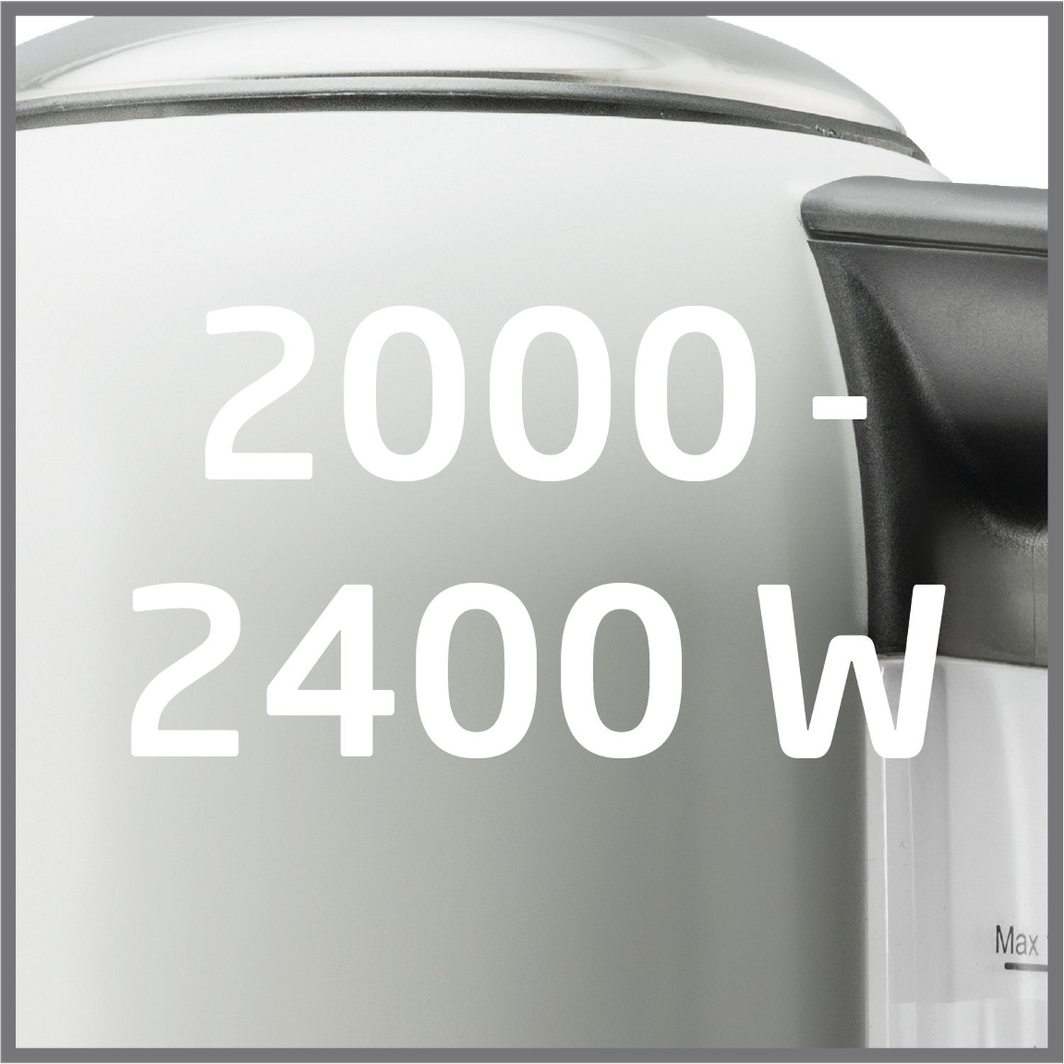 Close-up van een witte elektrische waterkoker. Grote witte tekst luidt '2000 - 2400 W'. Een zwarte handgreep en waterniveau-indicator zijn zichtbaar.