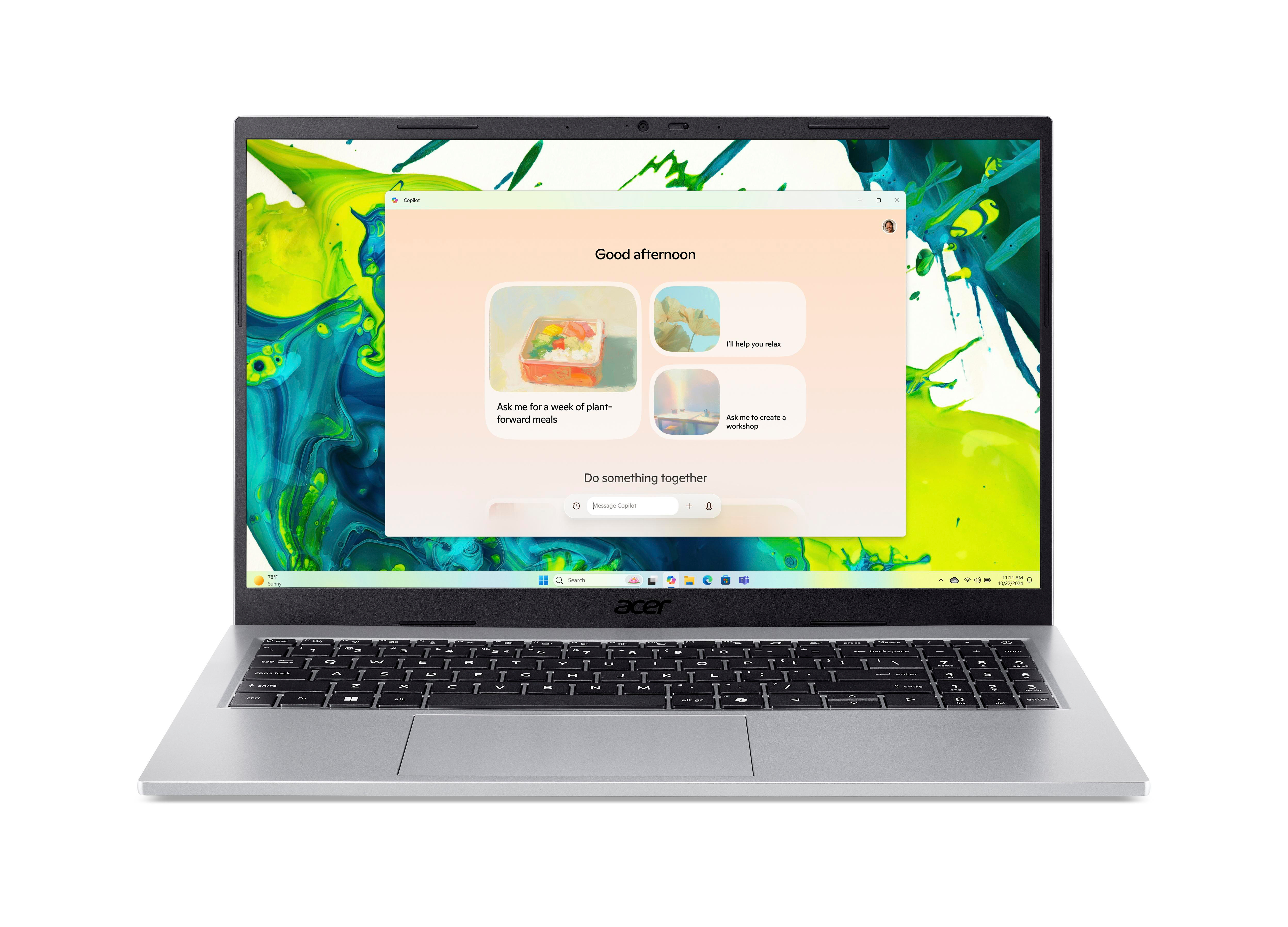 Silberner Acer-Laptop geöffnet, zeigt eine Copilot-Oberfläche mit Aufforderungen und einem grün-gelben Hintergrund.
