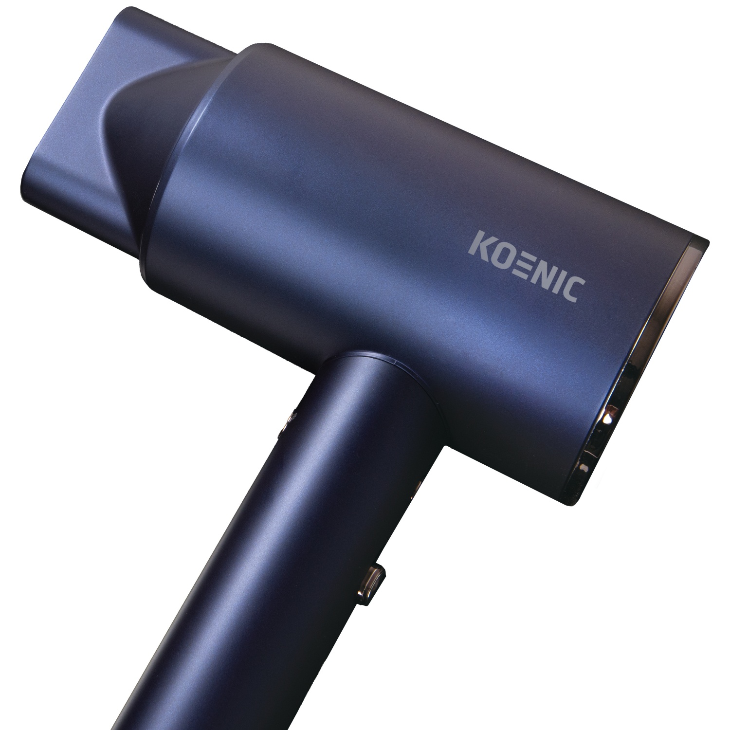 Een marineblauwe haardroger met de merknaam KOENIC. De haardroger staat op een witte achtergrond. Hij heeft een mondstuk en een handvat.