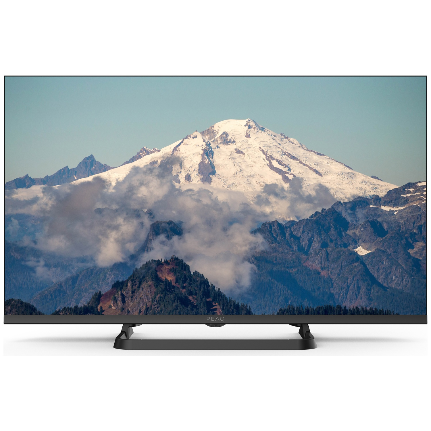 Un écran de télévision affiche une scène de montagne avec un sommet enneigé, des nuages et des forêts vert foncé. La télévision est noire avec un pied.