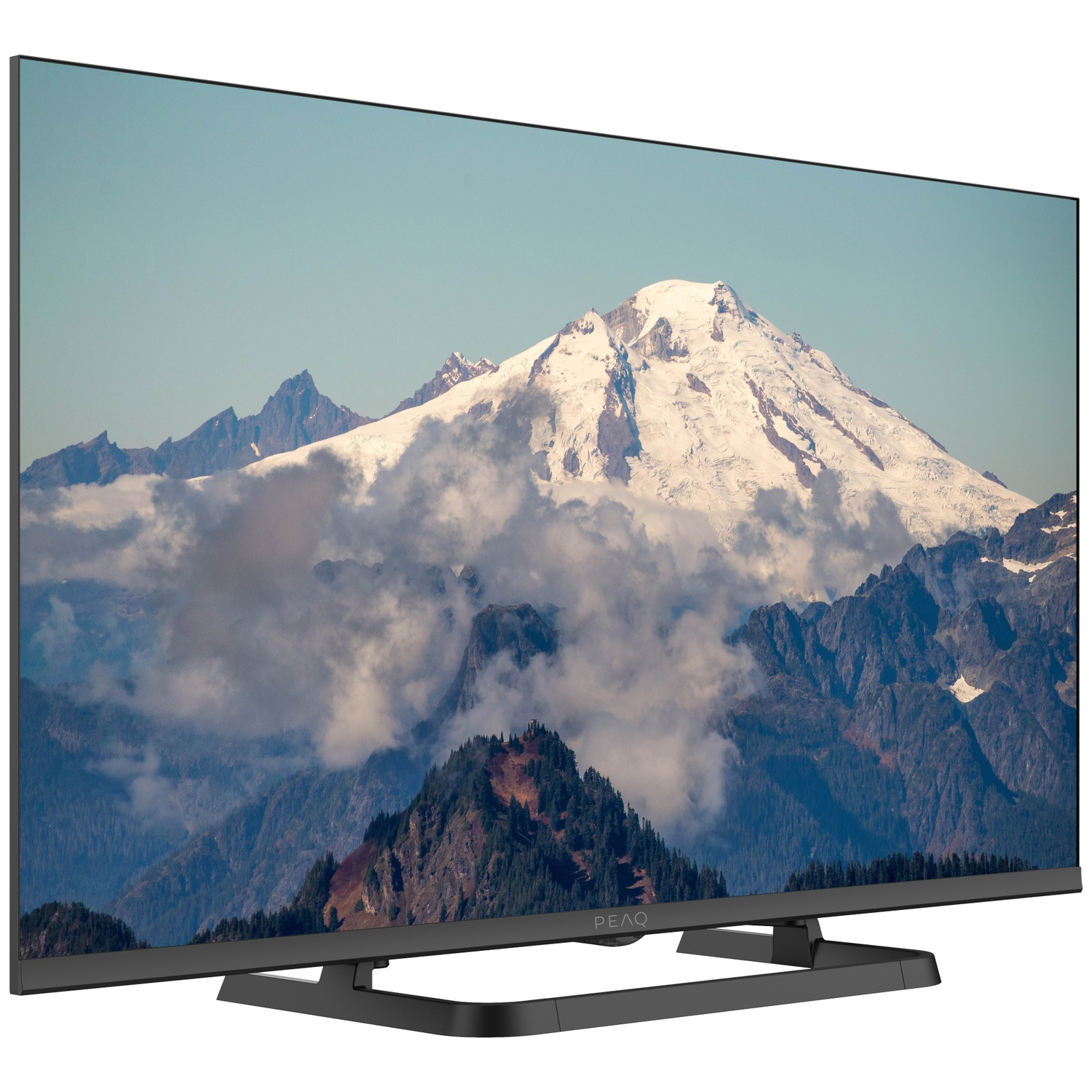 Un téléviseur affiche une scène de montagne. Un sommet enneigé s'élève au-dessus des nuages, des arbres et des collines au milieu et au premier plan. La télé est noire.