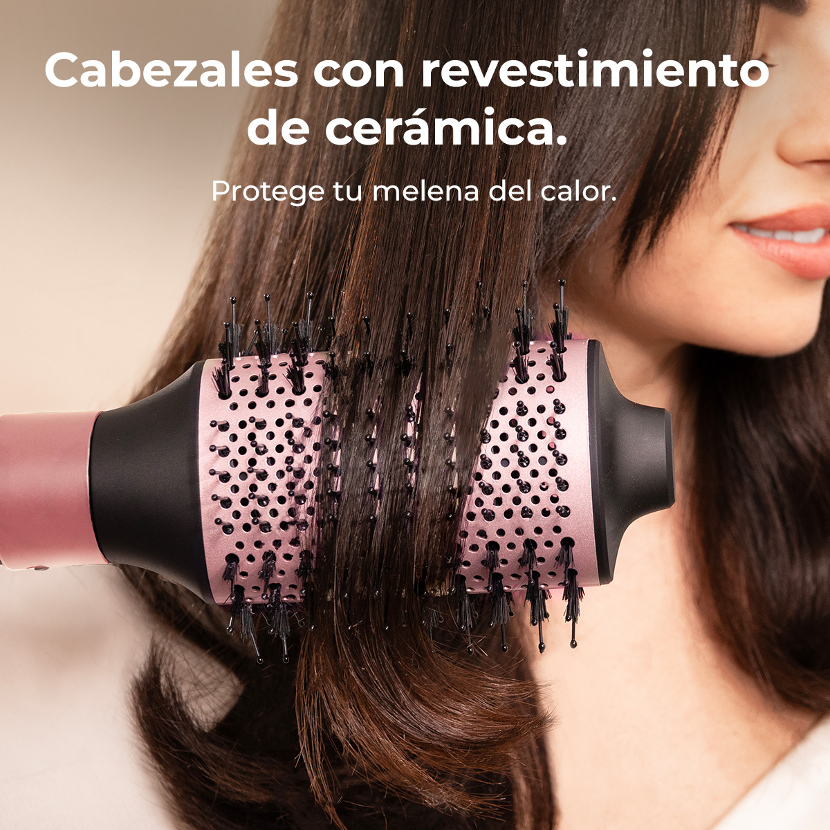 Una mujer peina su cabello con una herramienta de peinado de cerámica rosa y negra. El texto dice: revestimiento cerámico. Protege tu cabello del calor.