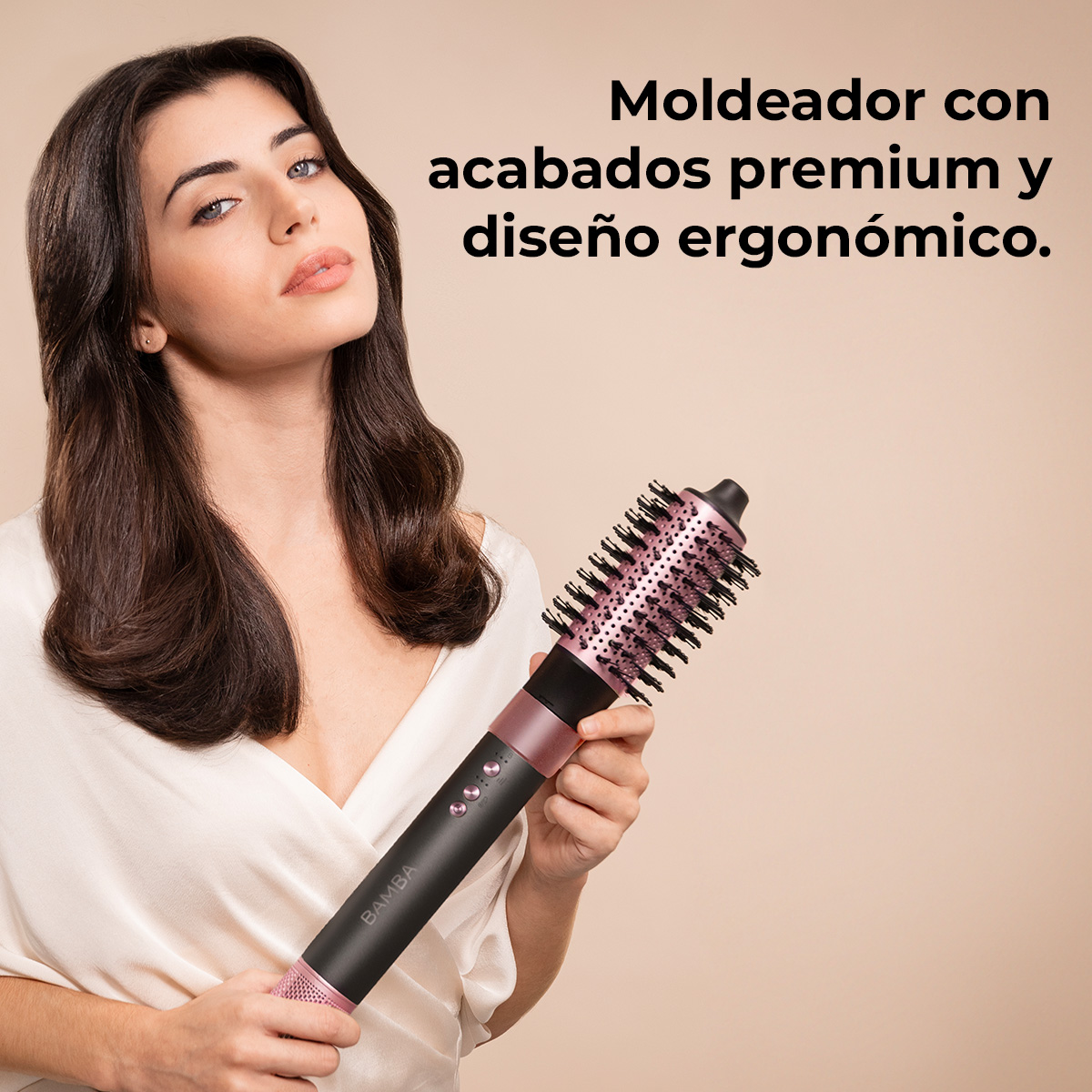 Una mujer sostiene un moldeador de pelo negro y rosa. El texto dice 'Acabados premium y diseño ergonómico'.