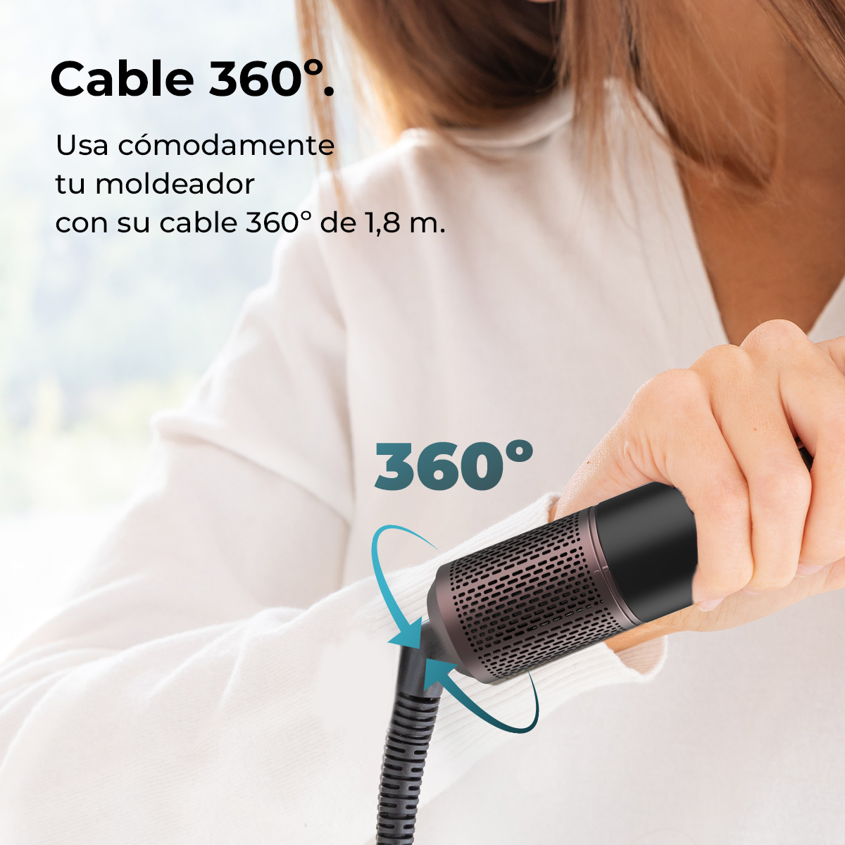 Una mujer sostiene un moldeador de cabello negro y bronce. Un cable de 360 grados está conectado. El texto dice 'Cable 360°' y detalles del producto.