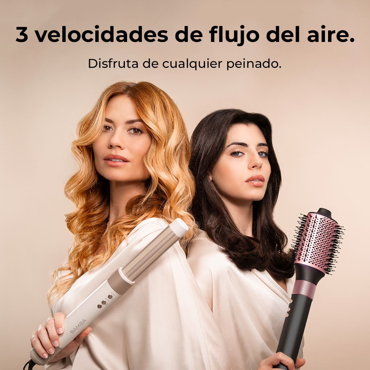 Dos mujeres sostienen herramientas para peinar el cabello. Una tiene cabello rubio y un rizador, la otra cabello negro y un cepillo.