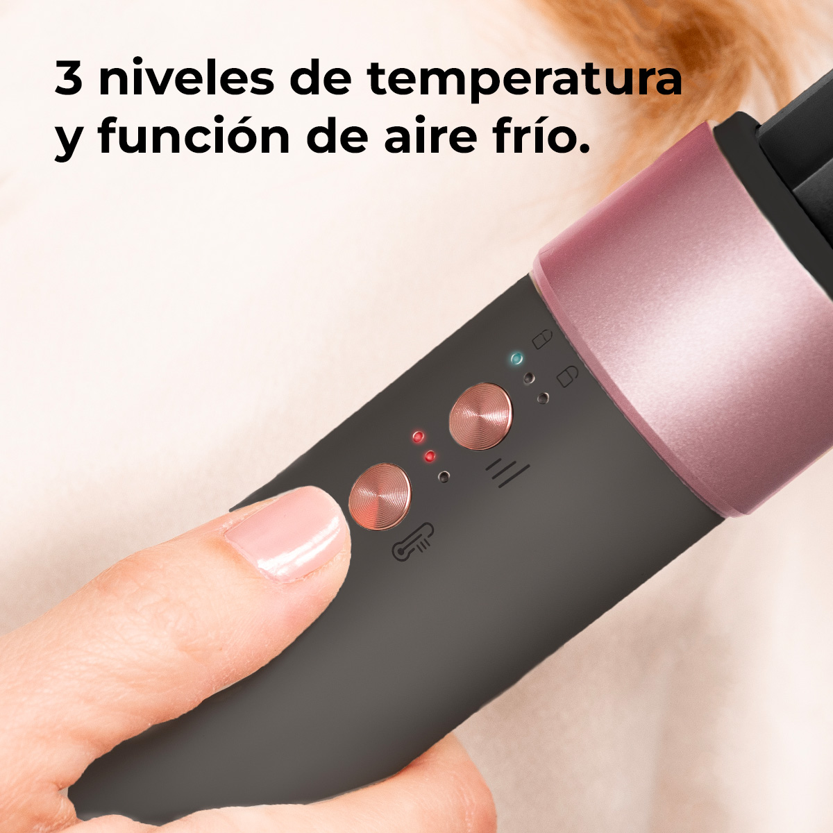 Una mano sostiene un moldeador de cabello gris oscuro con detalles en oro rosa. Se ven botones y luces. El texto dice '3 niveles de temperatura y aire frío'.