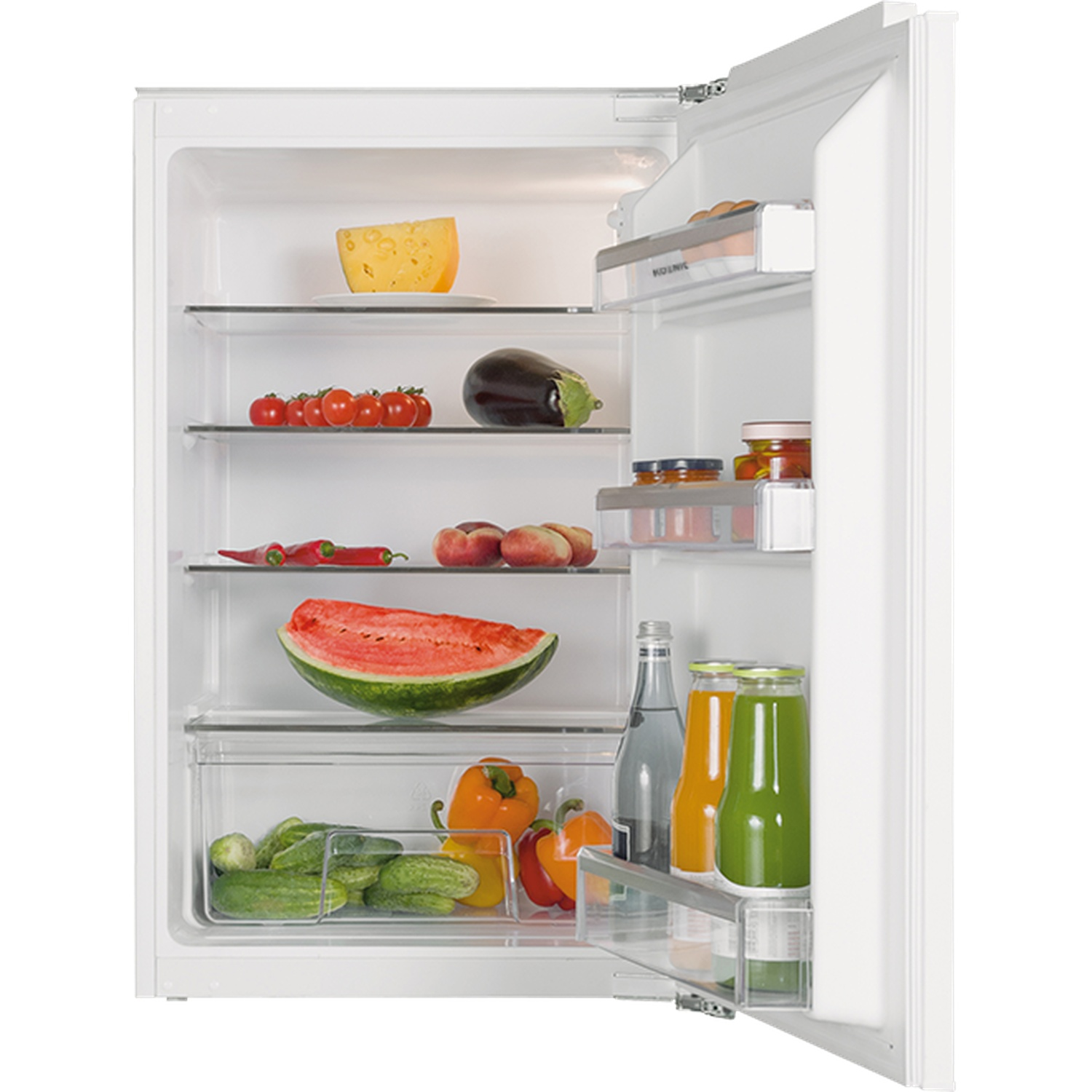 Réfrigérateur ouvert rempli de nourriture : fromage, tomates, aubergine, poivrons, pêches, pastèque, concombres, jus et bouteilles d'eau.