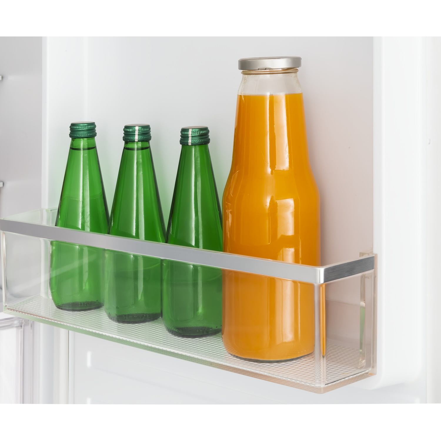 À l'intérieur d'un réfrigérateur, il y a trois bouteilles vertes et une grande bouteille de jus d'orange sur une étagère.