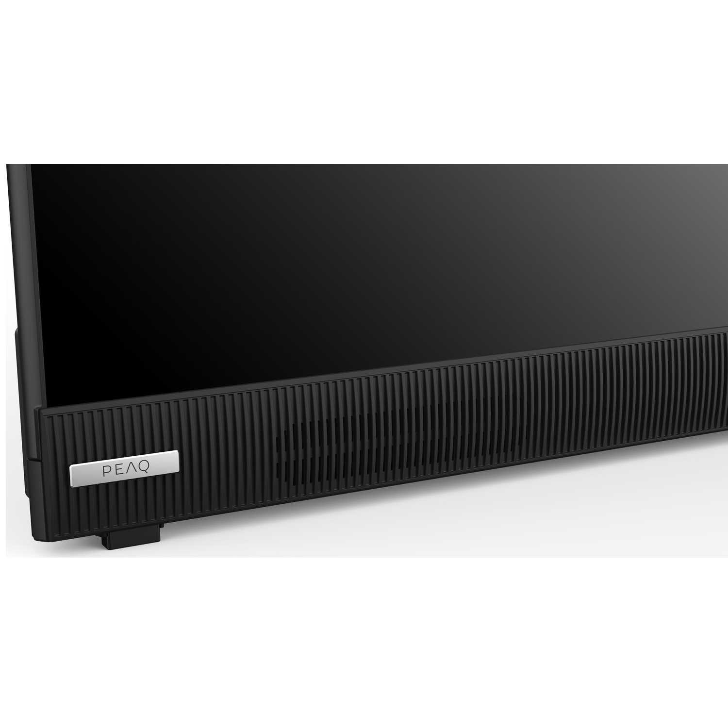 Close-up van een zwarte soundbar, met verticaal geribbeld ontwerp en een zilveren 'PEAQ' logo. Het scherm is zwart. Witte achtergrond.