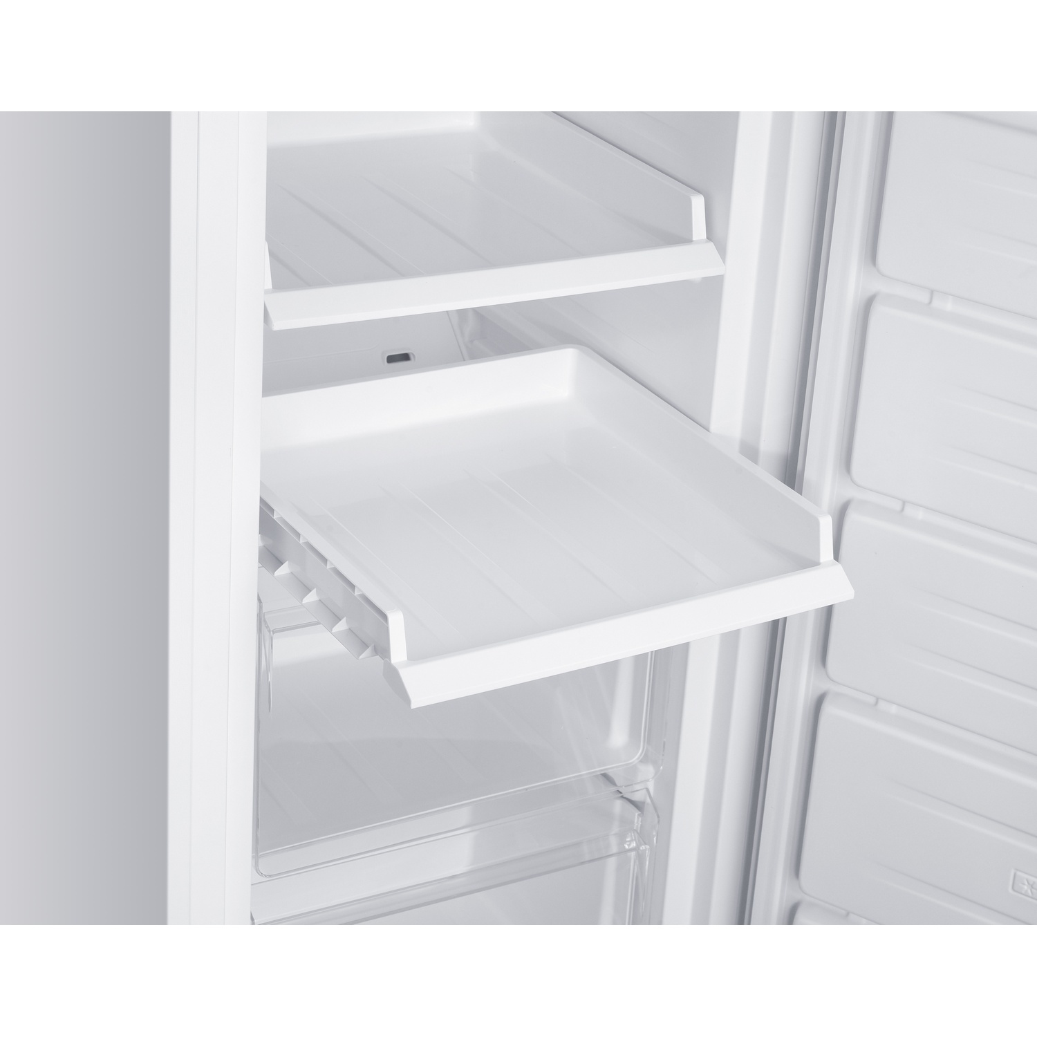 Intérieur d'un congélateur blanc, avec étagères et tiroirs. Une étagère est sortie. L'intérieur est blanc et propre.