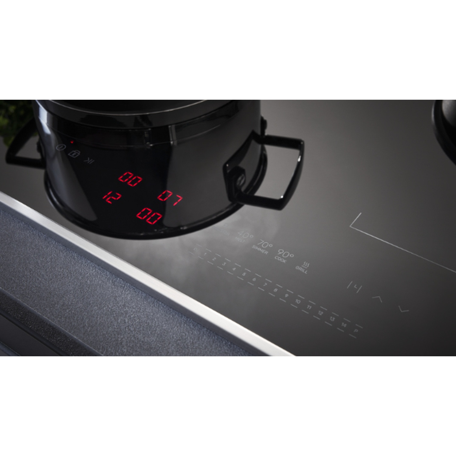 Une casserole noire sur une table de cuisson noire. Chiffres rouges affichent 00:07 et 12:00. Panneau de contrôle avec réglages de température et puissance.