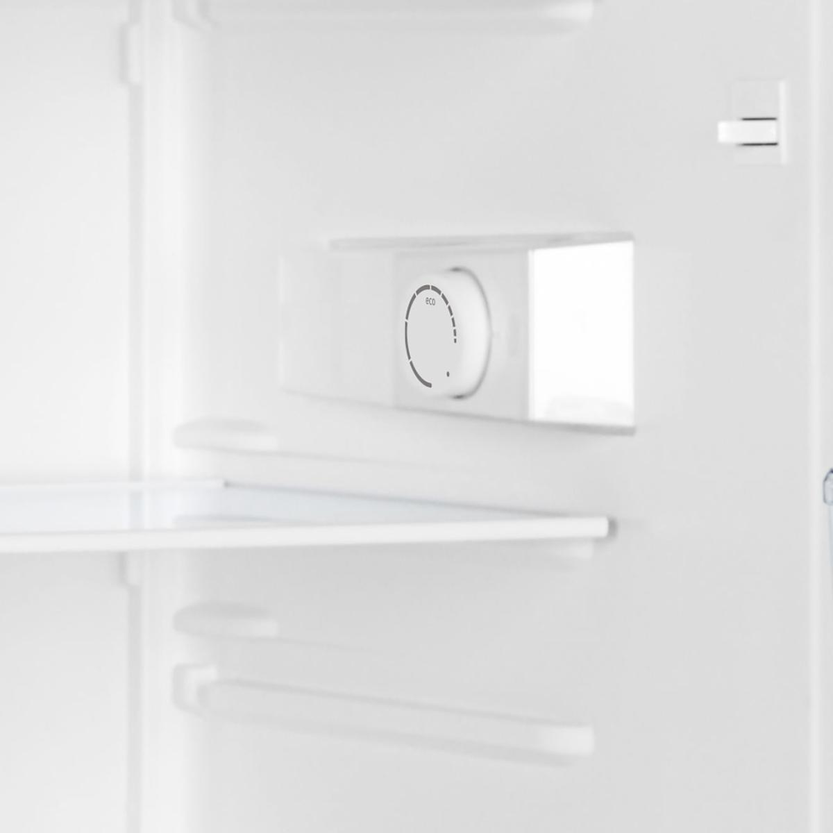 In einem weißen Kühlschrank ist ein Temperaturregelrad mit dem Wort 'ECO' zu sehen. Es gibt Regale und ein Licht.