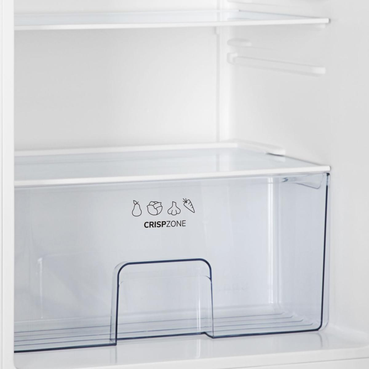 Im Kühlschrank ist eine transparente Gemüseschublade zu sehen. Die Schublade hat Symbole für Obst und Gemüse mit der Aufschrift 'CRISPZONE'.