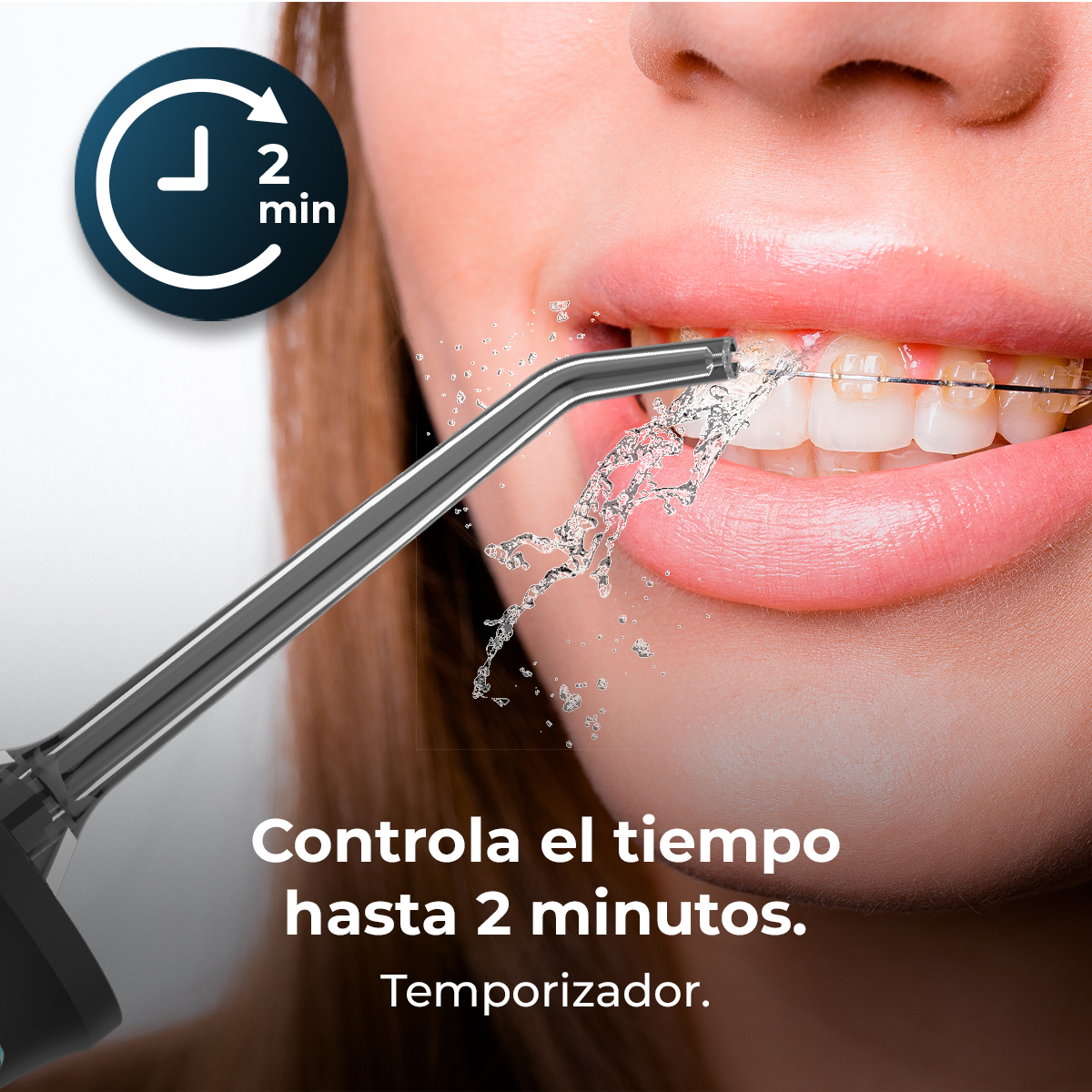 Primer plano de una boca con agua pulverizada desde un dispositivo. Se ven los frenillos. El texto dice: Controla el tiempo hasta 2 minutos.