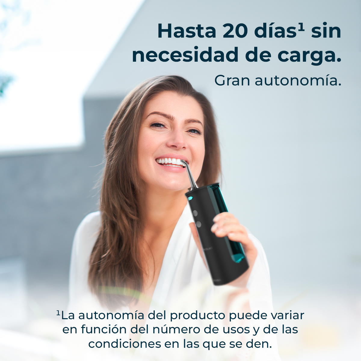Mujer sonriendo, usando un irrigador bucal negro. Texto: 'Hasta 20 días sin cargar'.
