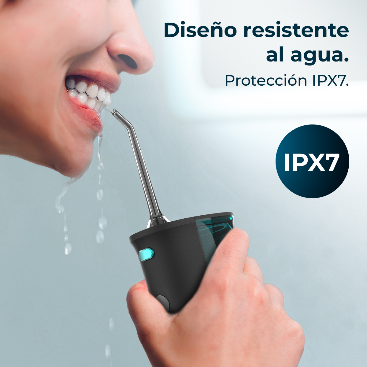 Una persona usa un irrigador bucal negro. El agua sale a chorros del irrigador en la boca. El texto dice 'resistente al agua IPX7'.