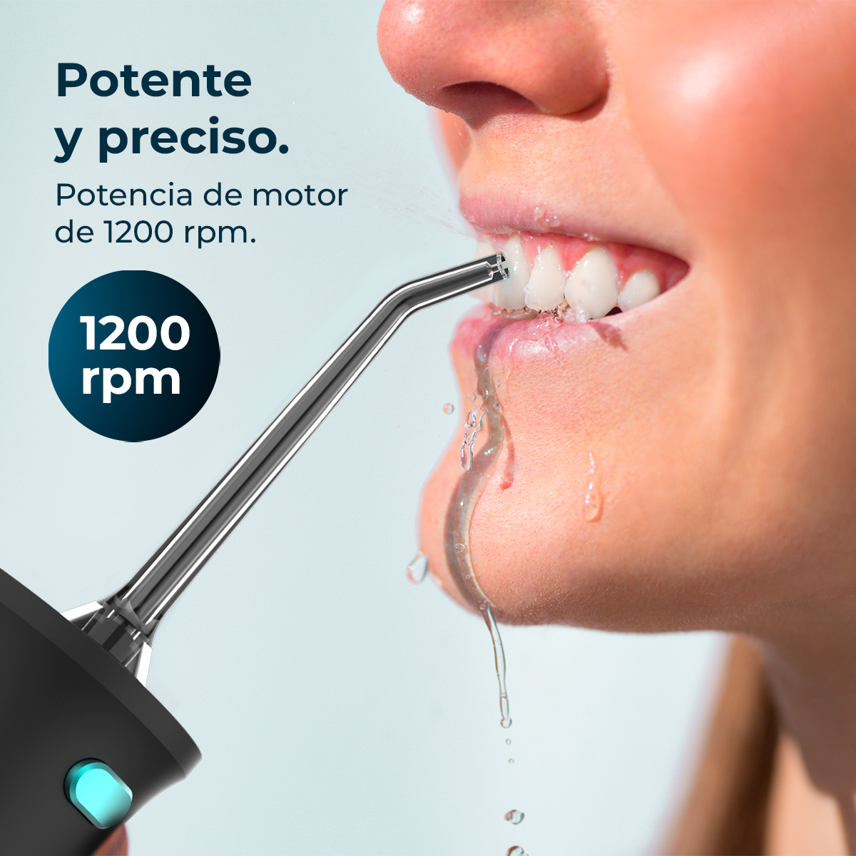 La boca de una mujer se limpia con un irrigador bucal. El agua sale a chorros del irrigador sobre los dientes. El texto dice 'Potente y preciso'.