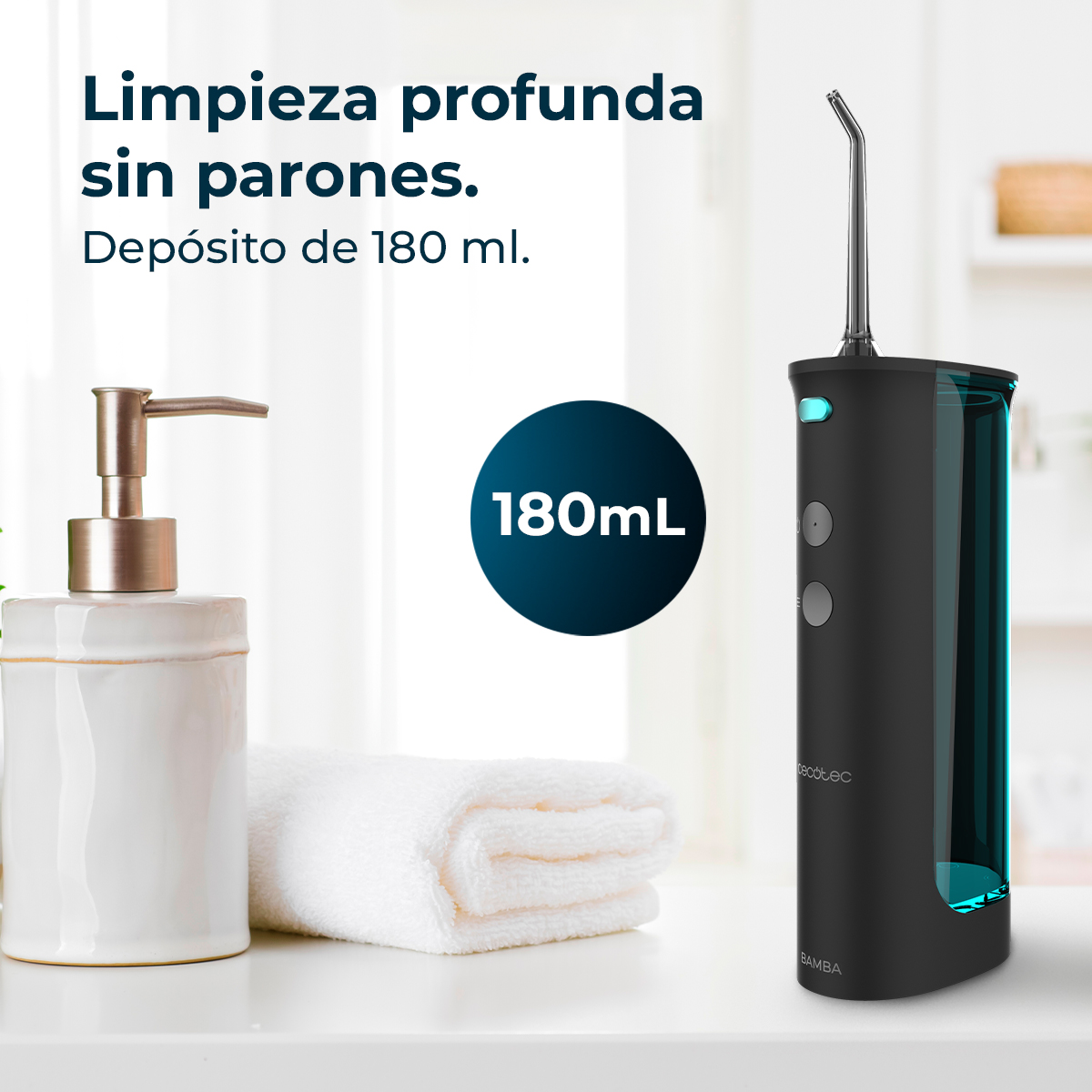Un irrigador oral negro con una toalla blanca y dispensador de jabón en una superficie blanca. Texto: "Limpieza profunda sin parones."