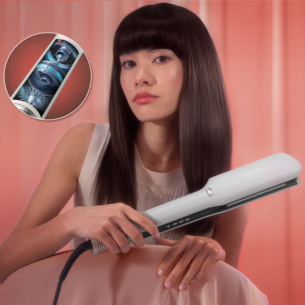 Mujer con cabello largo y oscuro sostiene una plancha de pelo. Un recuadro circular muestra los componentes internos de la plancha.