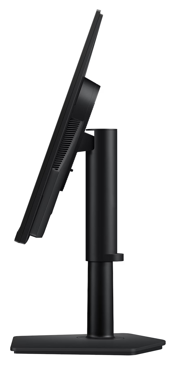 Widok z boku czarnego monitora. Ekran jest pochylony. Jest zamontowany na czarnym stojaku.