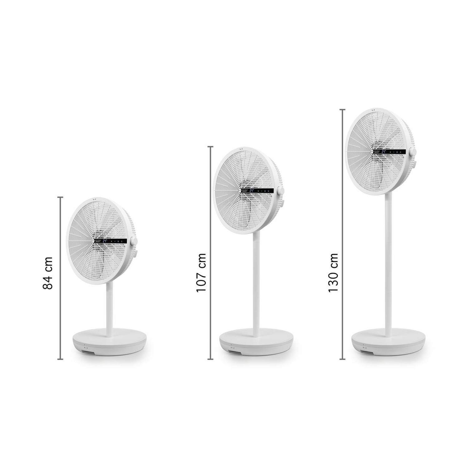 Tre ventilatori a colonna bianchi di diverse altezze (84 cm, 107 cm, 130 cm) su sfondo bianco.