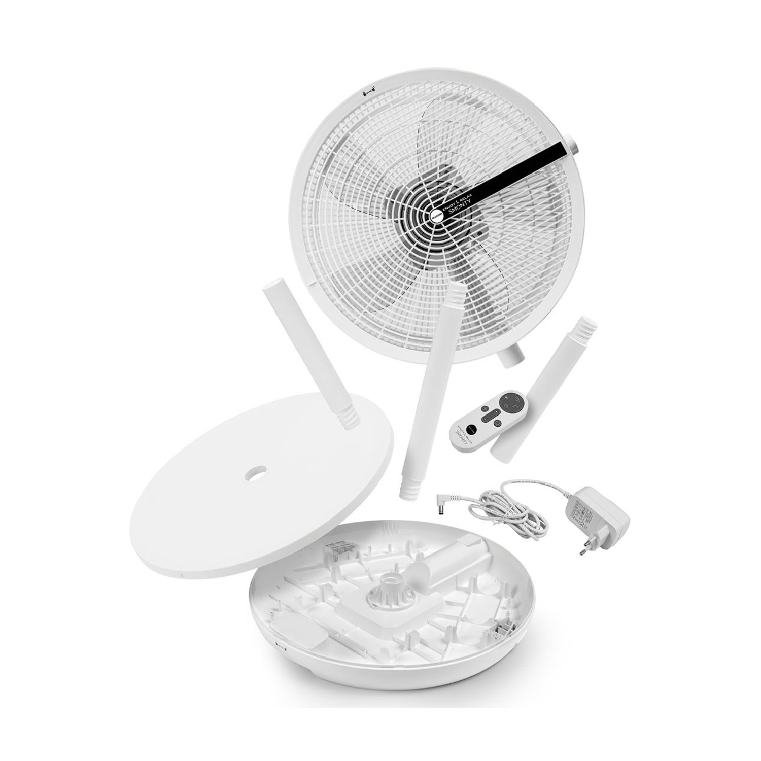 Ventilatore bianco smontato con telecomando, adattatore di alimentazione e componenti del supporto su sfondo bianco. Il ventilatore è etichettato 'SMONTY'.