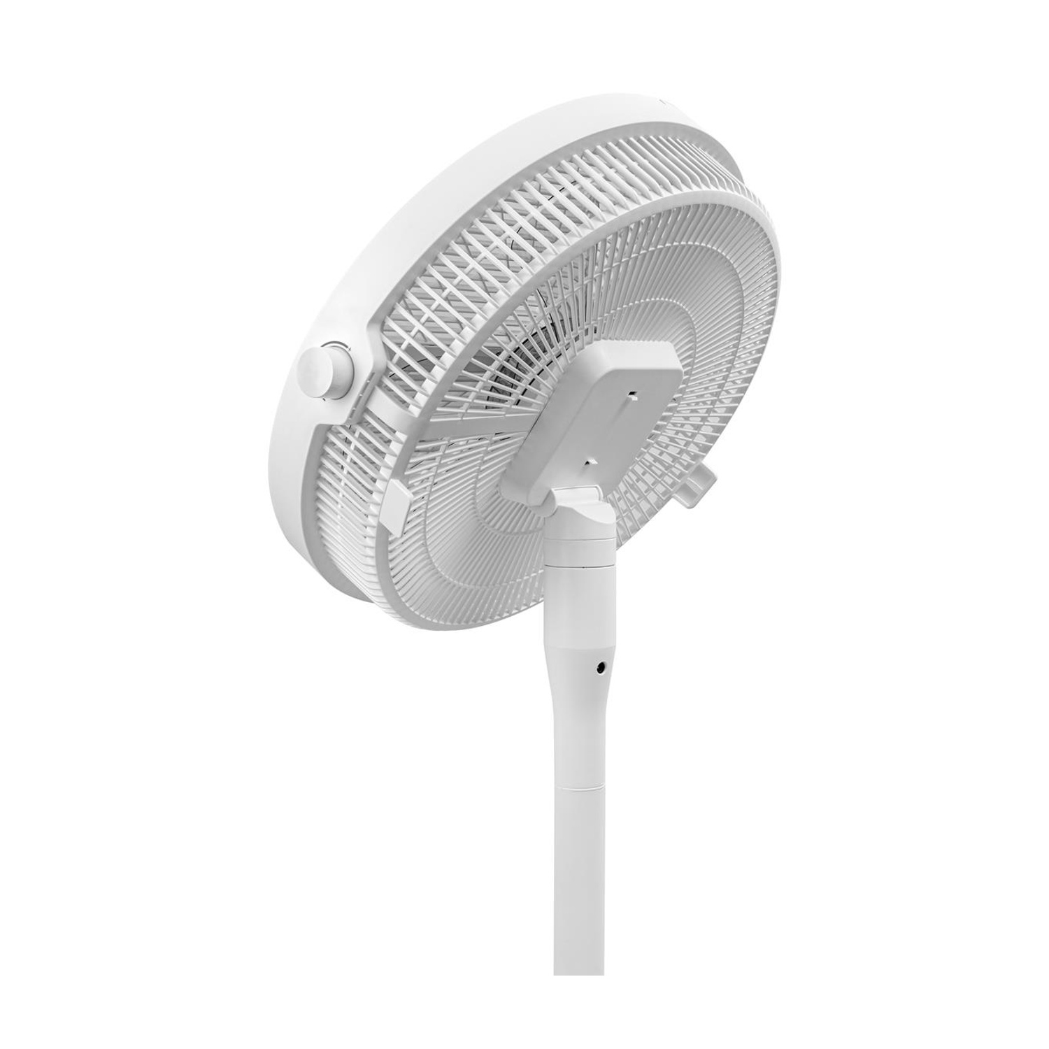 Un ventilatore elettrico bianco, inclinato verso l'alto, su sfondo bianco. Il ventilatore è rotondo con griglia protettiva.