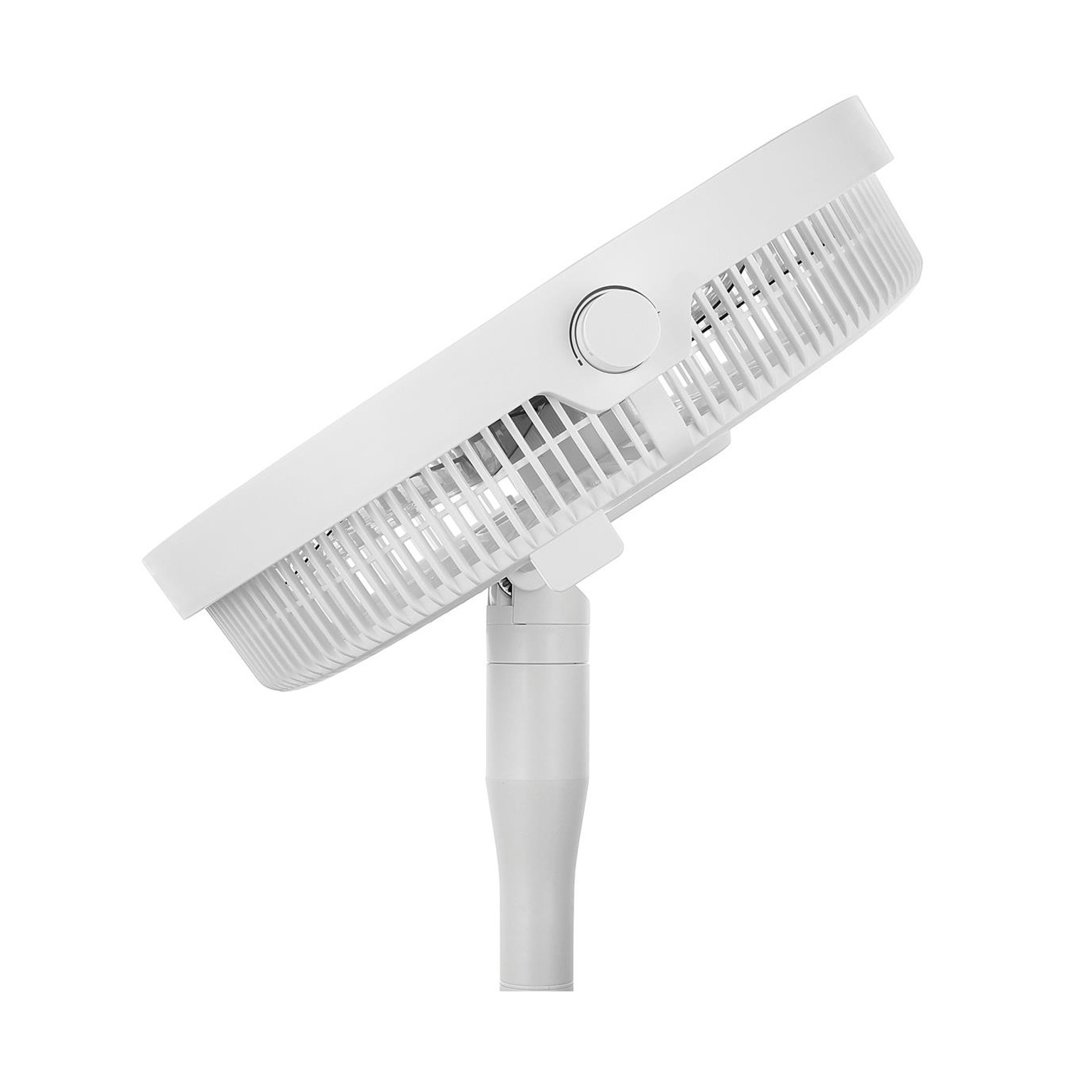 Un ventilatore elettrico bianco con testa rotonda e supporto verticale. La testa è angolata e mostra le pale e la manopola di controllo.