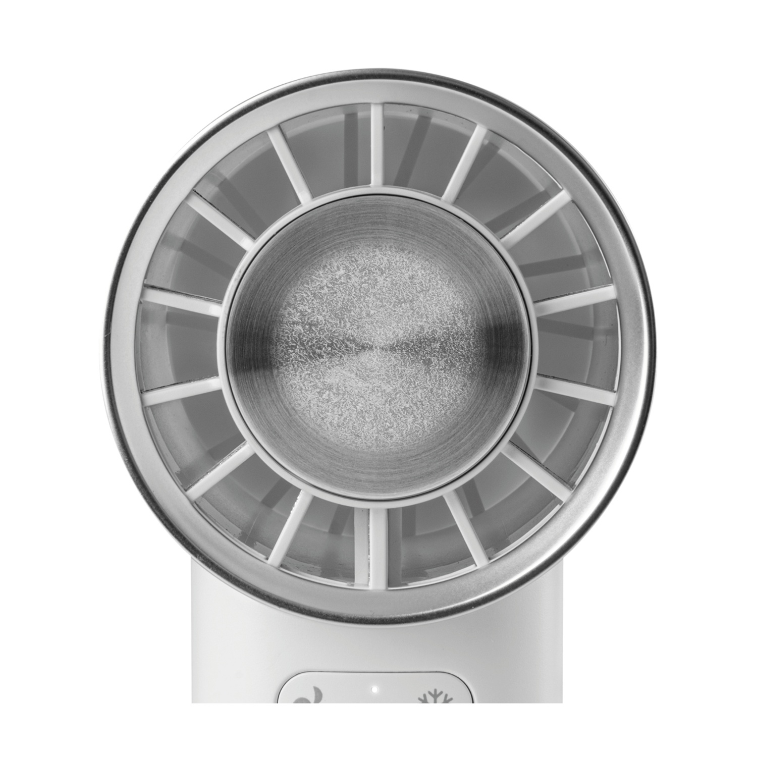 Primo piano di un ventilatore bianco e argento. Il ventilatore ha un design circolare con un anello esterno argentato e lamelle interne bianche.