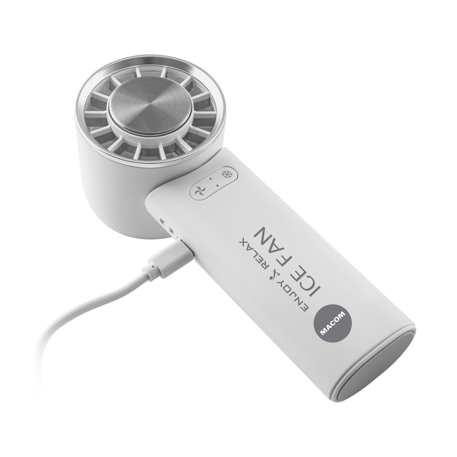 Un ventilatore di ghiaccio bianco e argento con un lungo manico. Sul manico sono impresse le parole "ICE FAN" e "ENJOY RELAX".