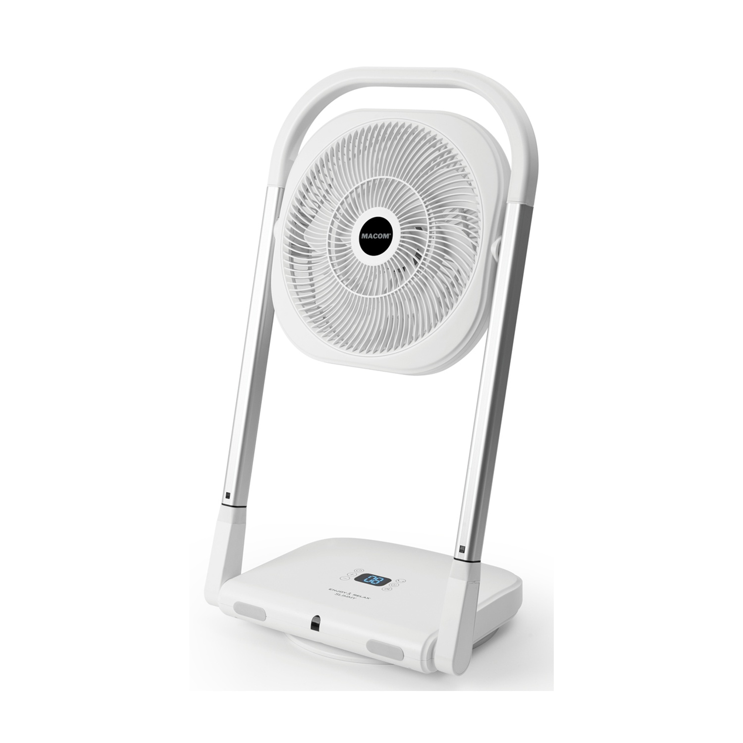 Un ventilatore MACOM bianco e argento. È in posizione verticale con una testa della ventola circolare e una base rettangolare. La ventola ha un display digitale.