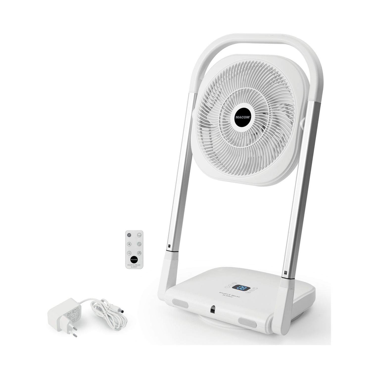Un ventilatore da terra bianco e argento, con telecomando e adattatore di alimentazione, tutto su sfondo bianco.