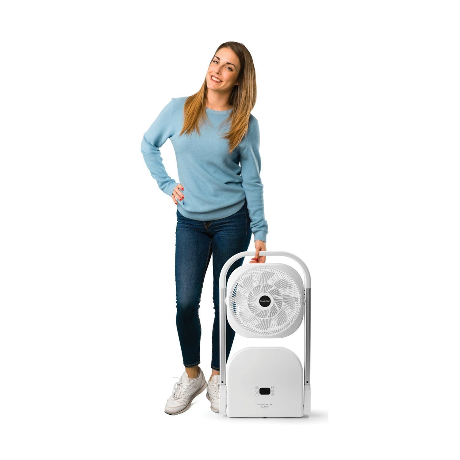 Una donna sorride, tiene un ventilatore bianco. Indossa un maglione blu, jeans e scarpe da ginnastica bianche, su sfondo bianco.